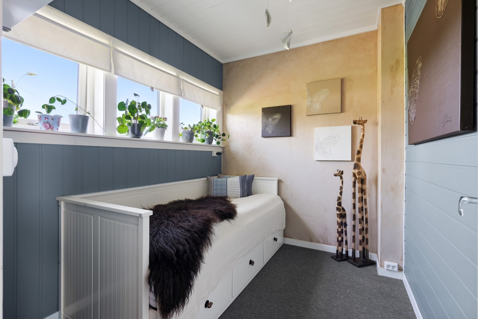 Videre fra gangen er det inngang til eget bodrom (som per i dag er innredet som soverom men er opprinnelig inntegnet og godkjent som bodrom). Galleribilde