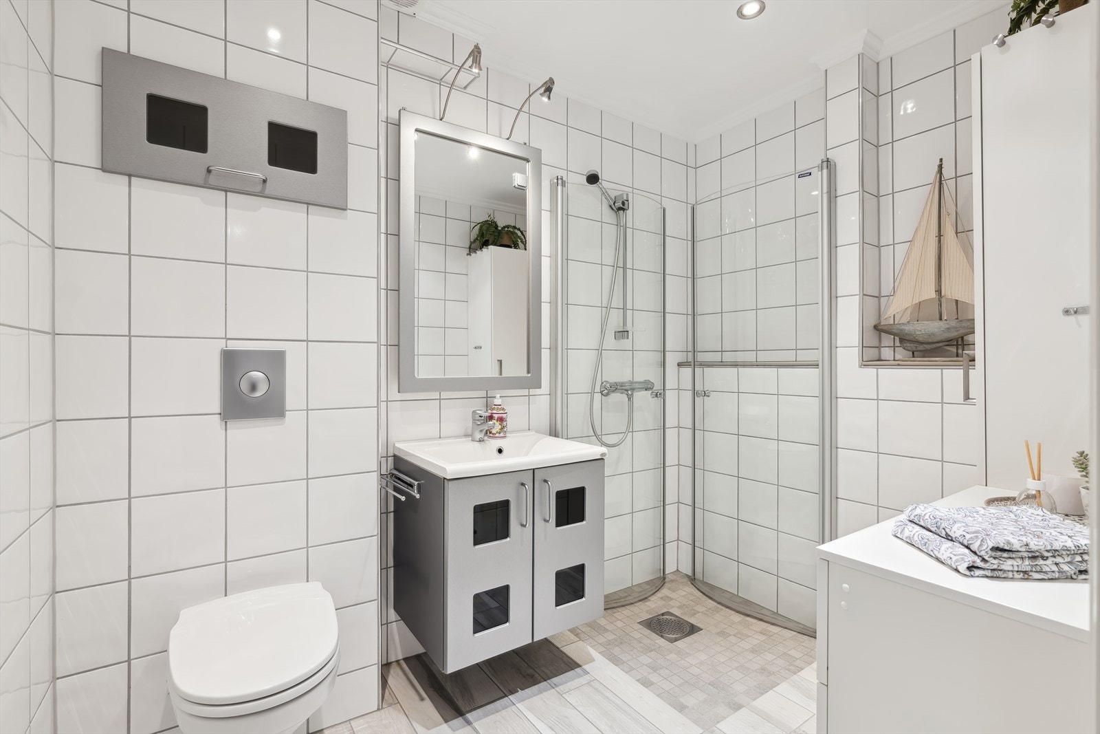 Baderommet er fra 2004, men fikk montert nye gulvfliser og varmekabler i 2018 i regi av M-Tek. Badet byr på en helhetlig gjennomførelse med spafølelse i hverdagen! En god dag starter alltid her. Galleribilde