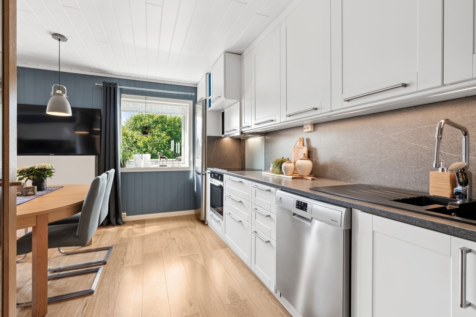 Det er montert en nyere, lekker og moderne kjøkkeninnredning med fronter i lys utførelse. Kjøkkenet byr på gode kvaliteter som god benk- og skapplass, hvitevarer, godt med overskap, plate på vegg i arbeidssonen og stor kjøkkenservant. Galleribilde