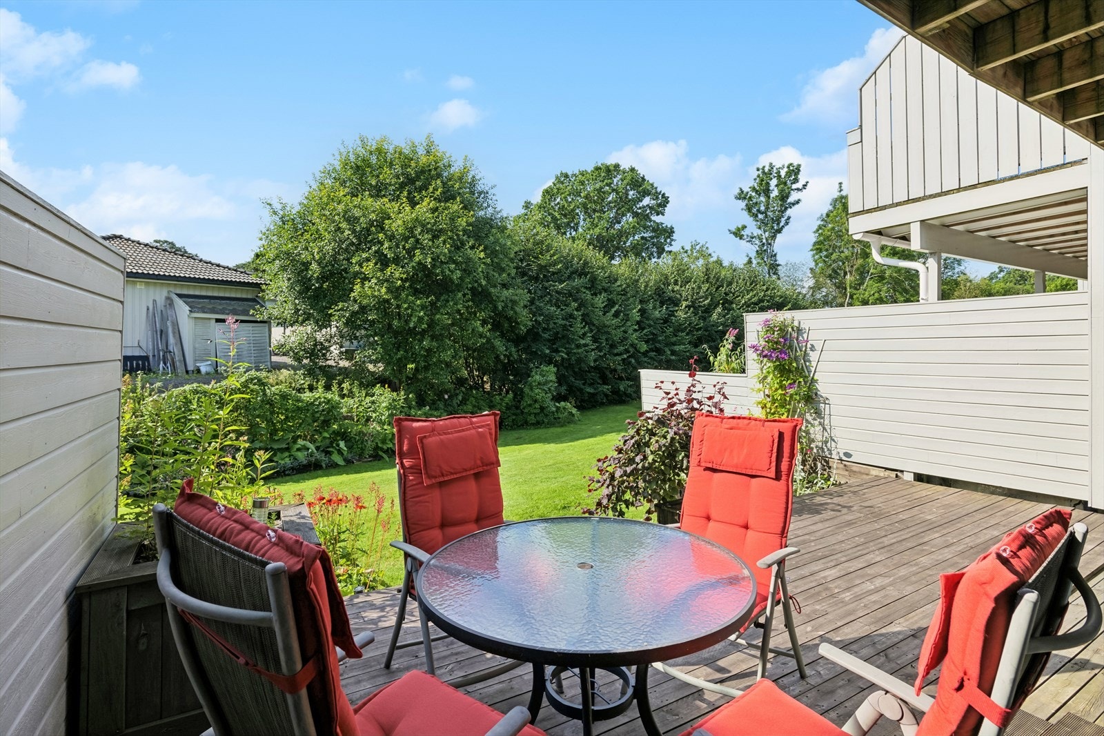 Her er det god plass til blant annet grillpanne, lounge, hagebord med tilhørende stoler. Galleribilde