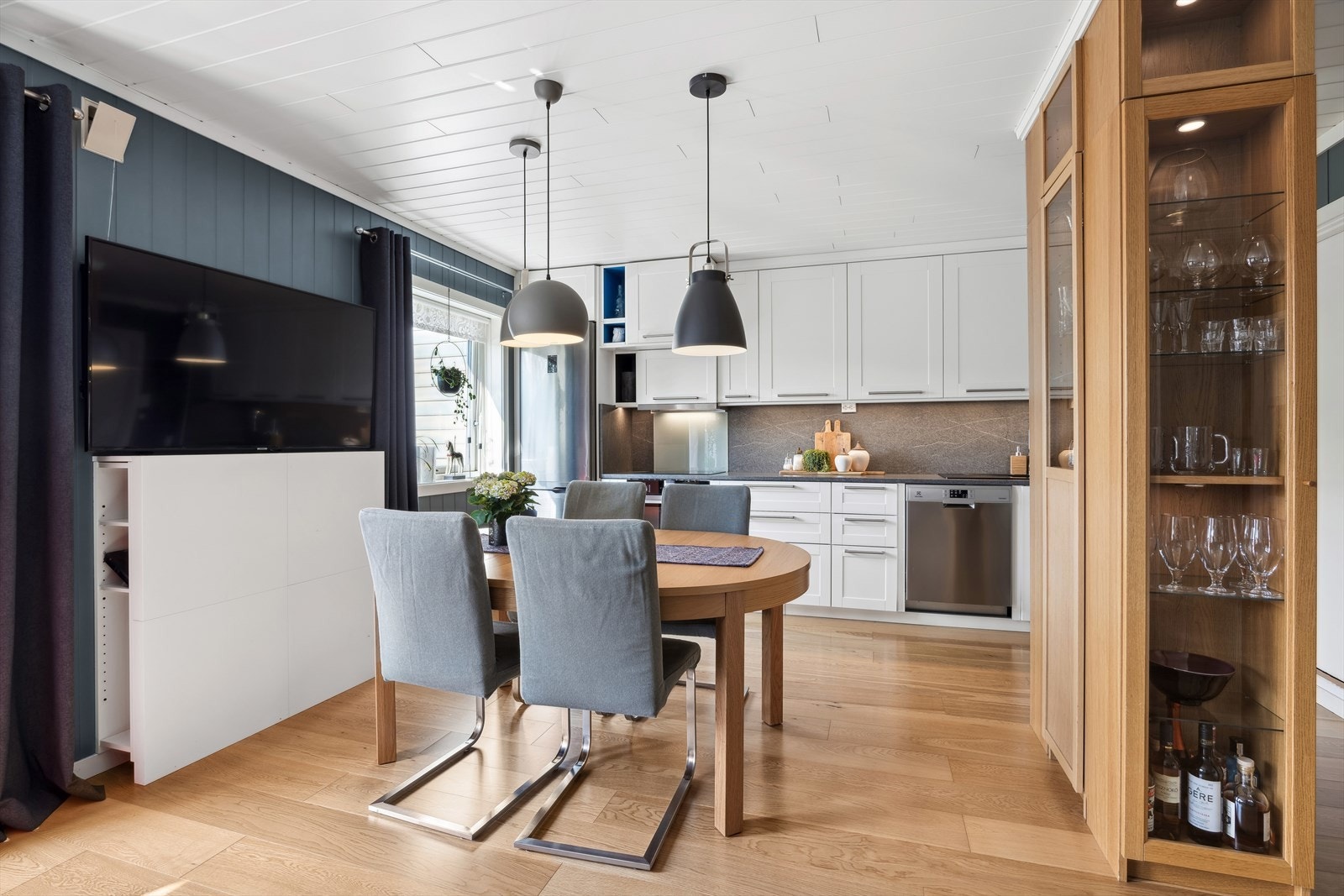Spisestuen har god plass til stort langbord, så her kan en invitere gjester til hyggelige sammenkomster. Galleribilde