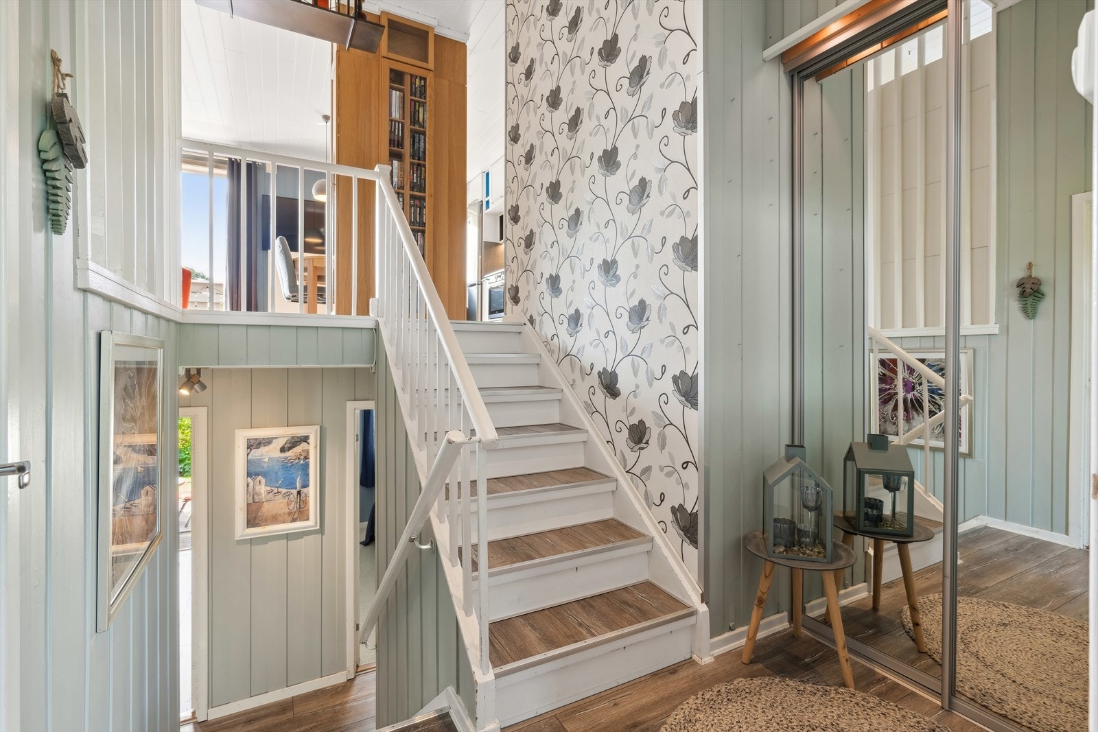 Fra gangen er det videre adkomst til en øvrig gang/hall med luftig og fin takhøyde hvor det er montert en praktisk skyvedørsgarderobe med speilfront for praktisk lagring og oppbevaring. Galleribilde