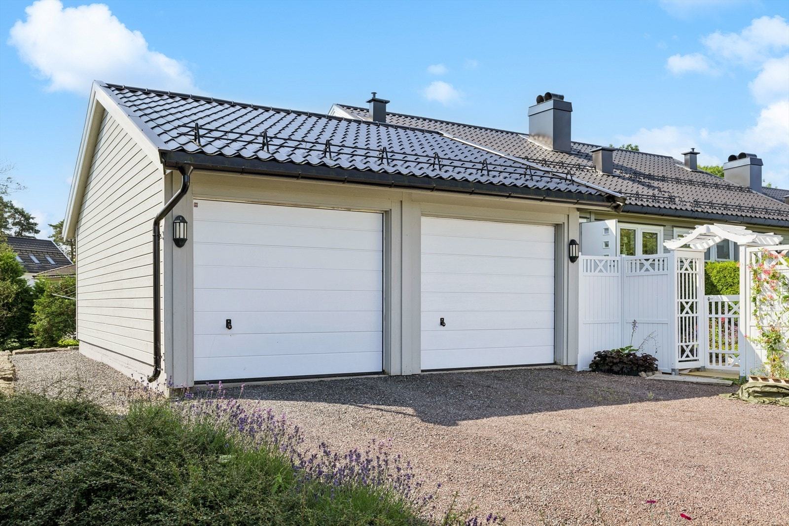Boligen disponerer en garasjeplass i felles garasjerekke. Galleribilde