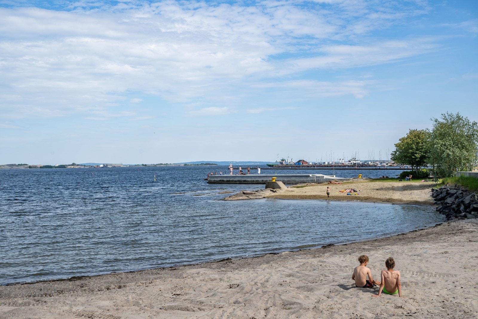 Bare en kort spasertur langs bryggen i sentrum finner du bystranden Dulpen, et populært badested beliggende flott til i nordenden av Holmestrand. Med gresslette, sandstrand, lekeapparater og sandvolleyballbane er forholdene lagt til rette. Galleribilde