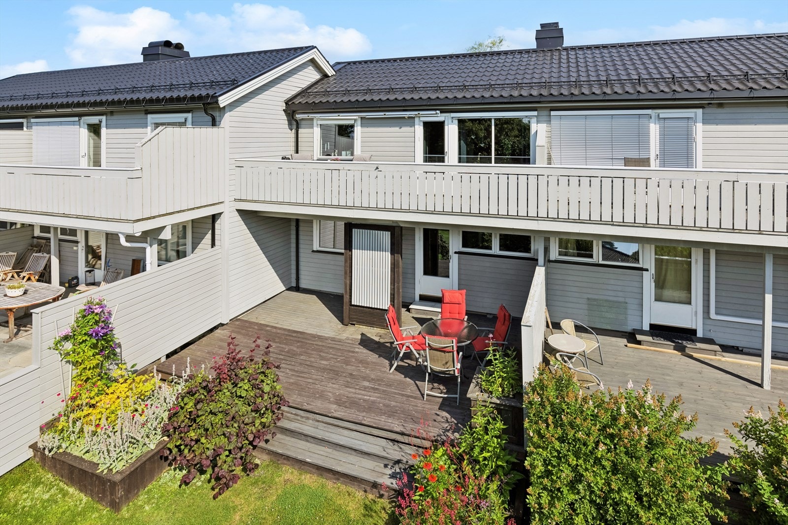 For øvrig er det god anledning for oppbevaring av hageredskap og enkel adkomst til et pent felles uteområde som er fint opparbeidet med frodige plenområder. Galleribilde