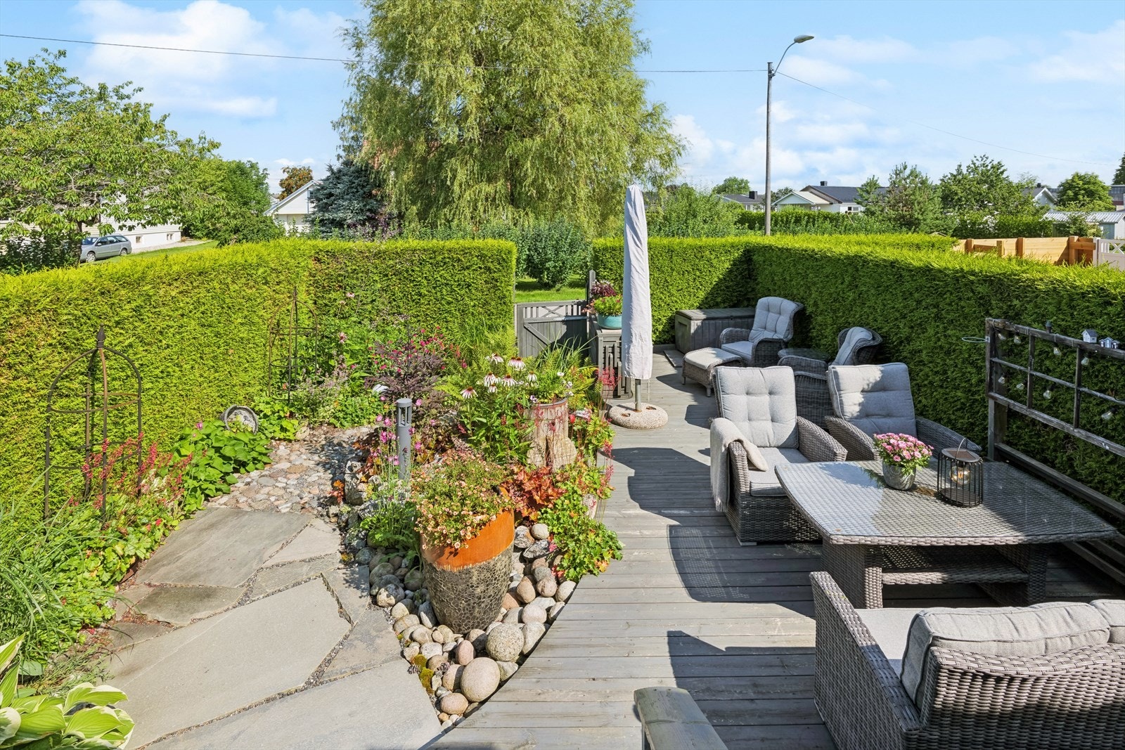 Inngangspartiet til boligen er usedvanlig pent opparbeidet og byr på et særdeles flott uteområde med et tilhørende romslig plattingområde. Galleribilde