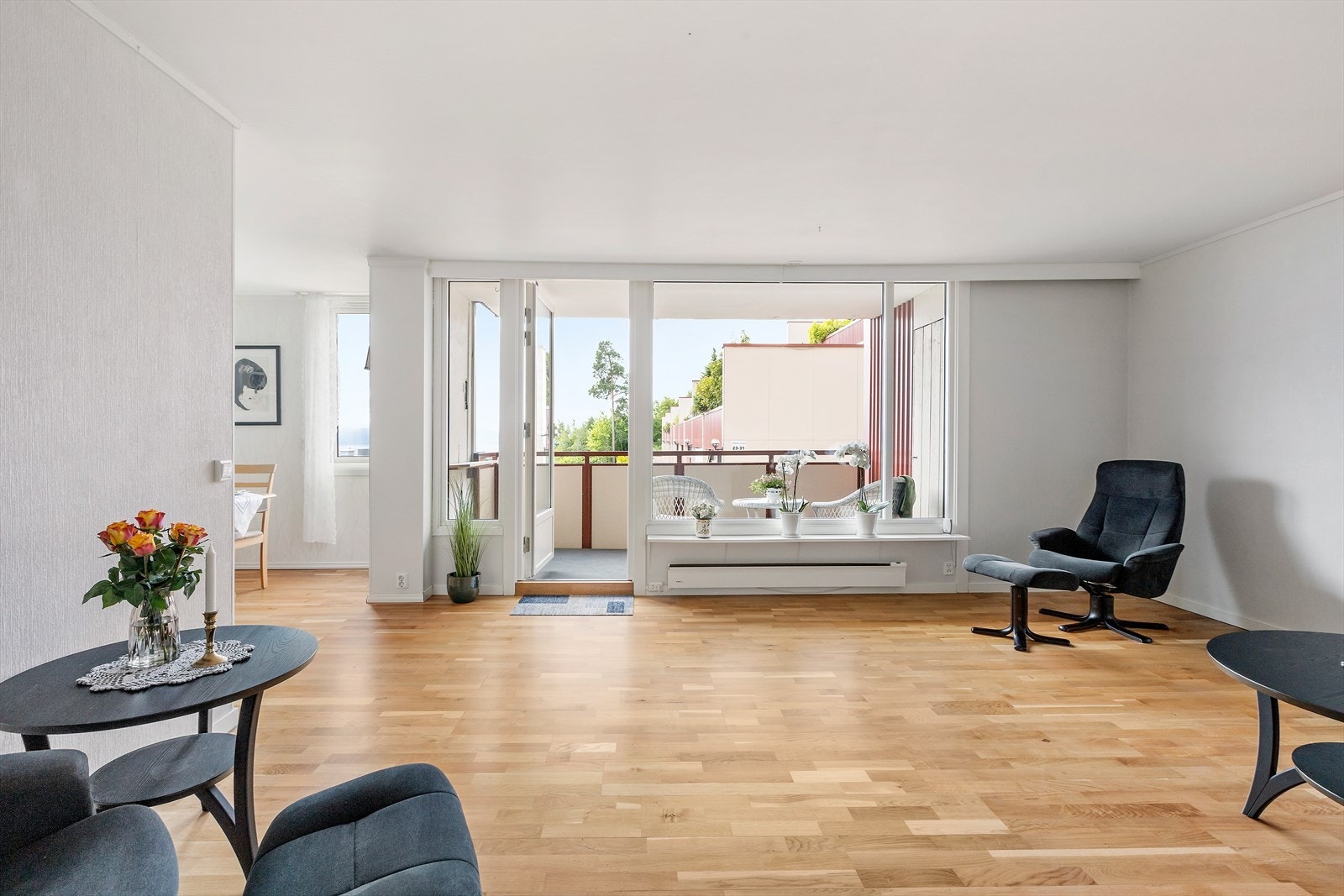 Stue med utgang til vestvendt balkong. Galleribilde