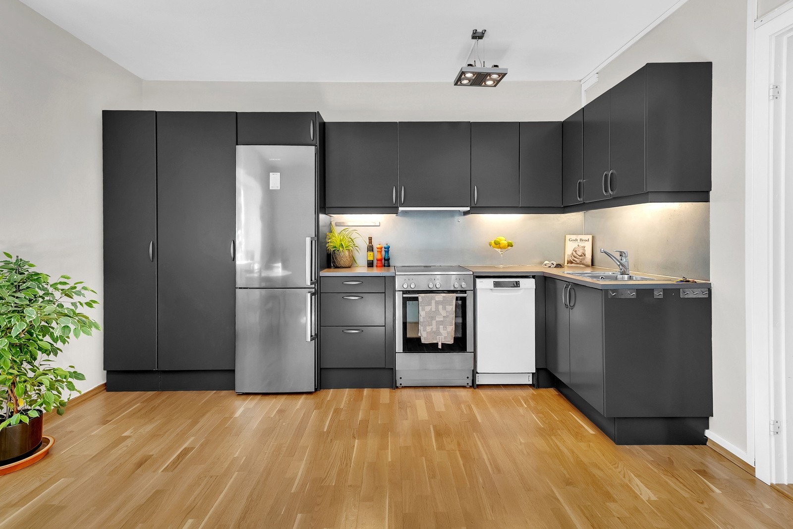 Mye skap- og benkeplass for skikkelig matlaging! Galleribilde