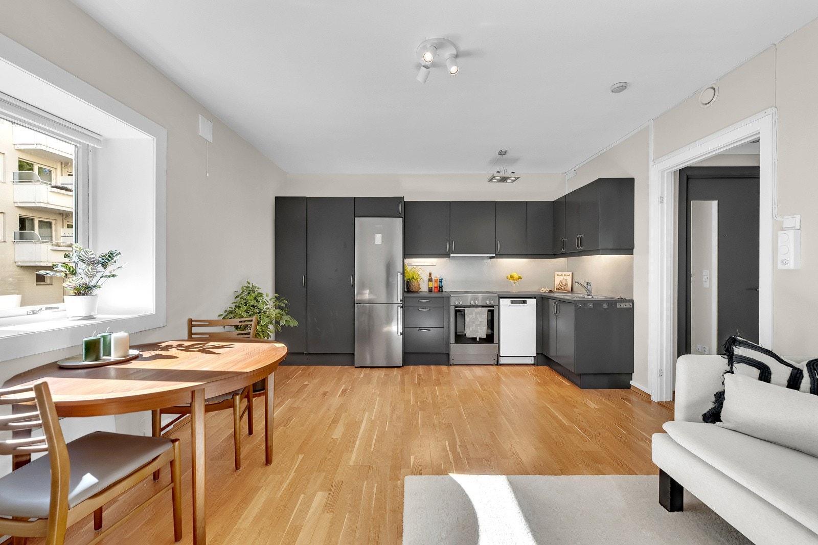 Lys og luftig stue i åpen løsning sammen med kjøkkenet. Galleribilde