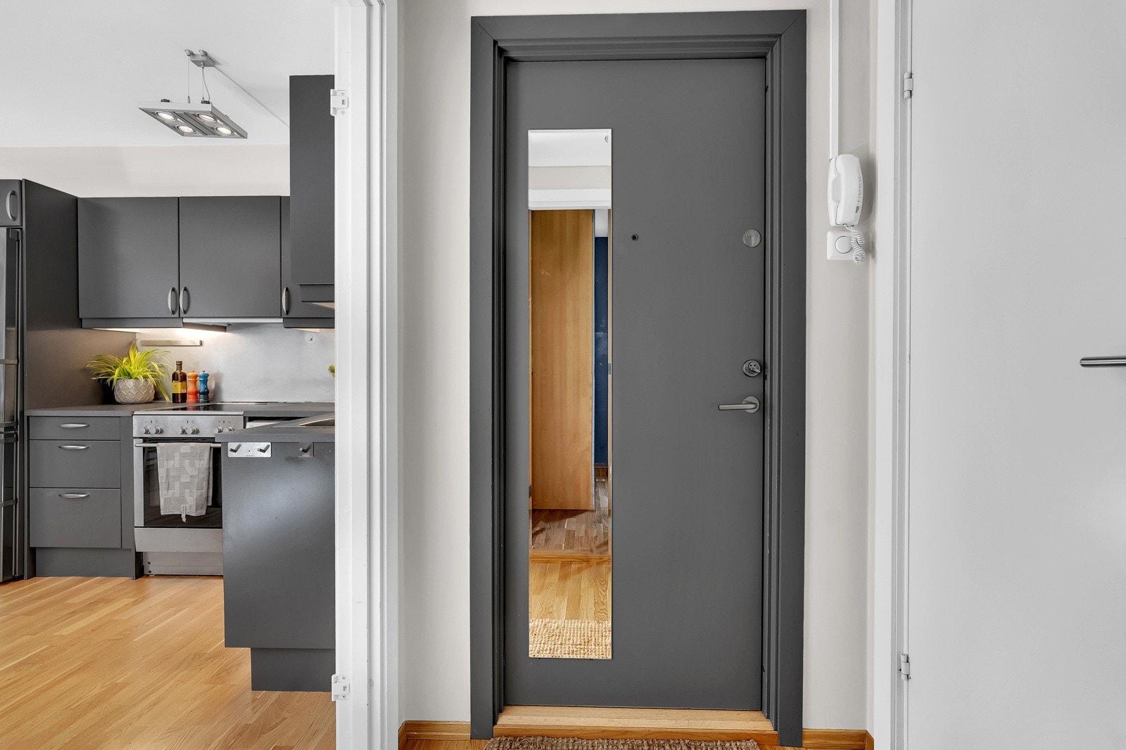 Hyggelig entré med plass til å sette fra seg sko og henge opp yttertøy - Dørcalling Galleribilde