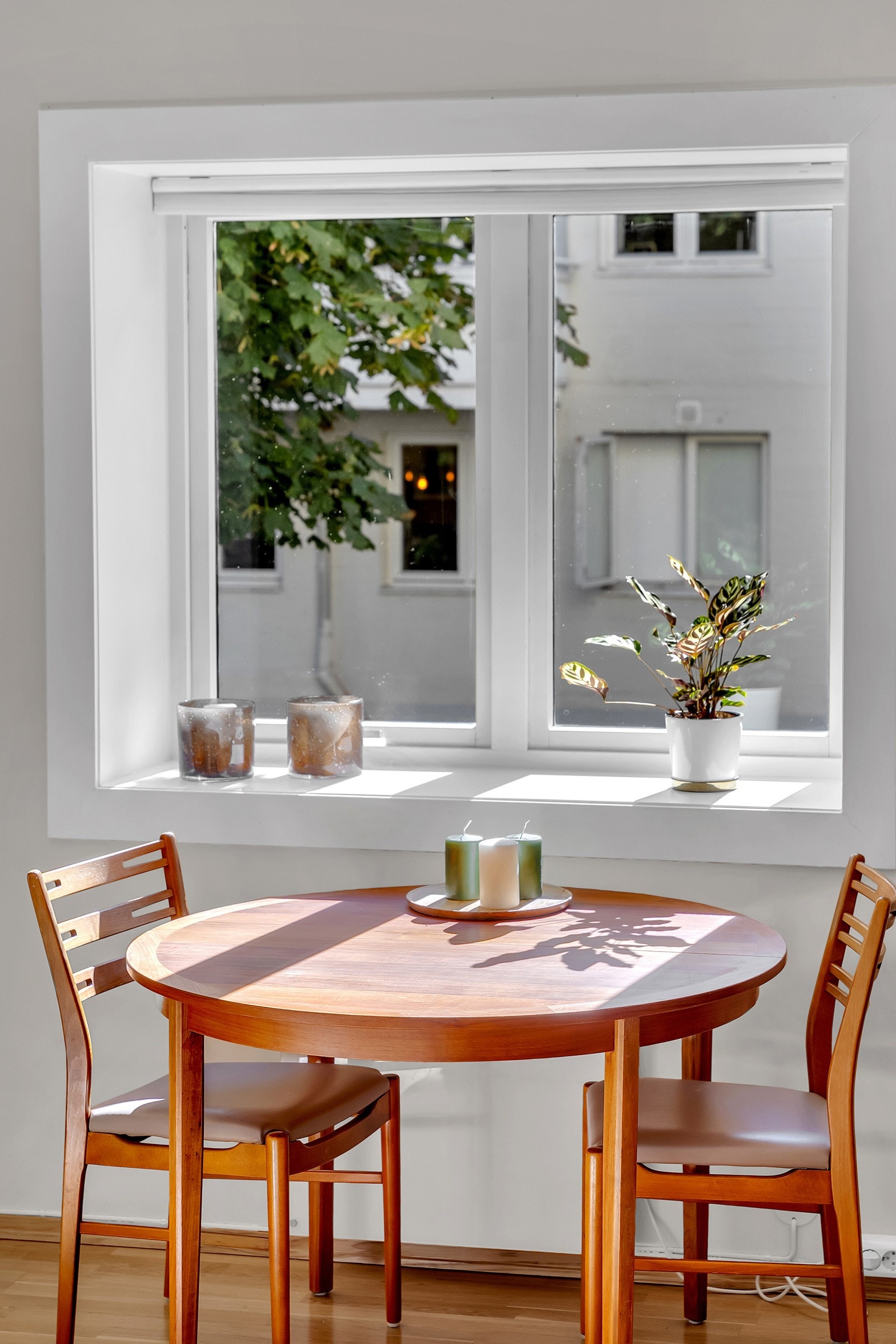 Vinduer på to sider gir stuen rikelig med naturlig lys og en svært god atmosfære Galleribilde