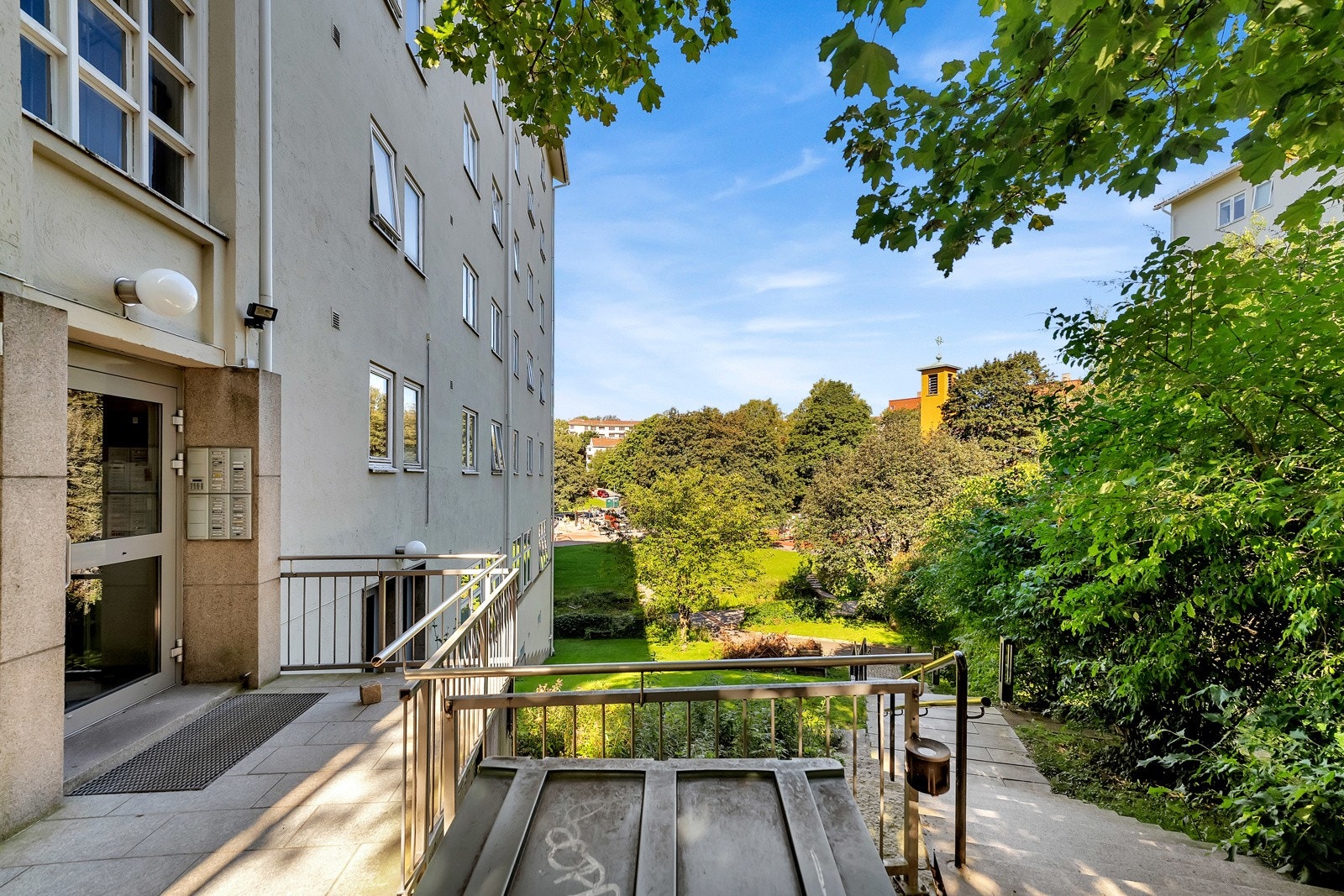 Det er også kort vei til St.Hanshaugen, Grünerløkka og Sagene, hvor man finner flere hyggelige spisesteder og kaféer med uteservering Galleribilde