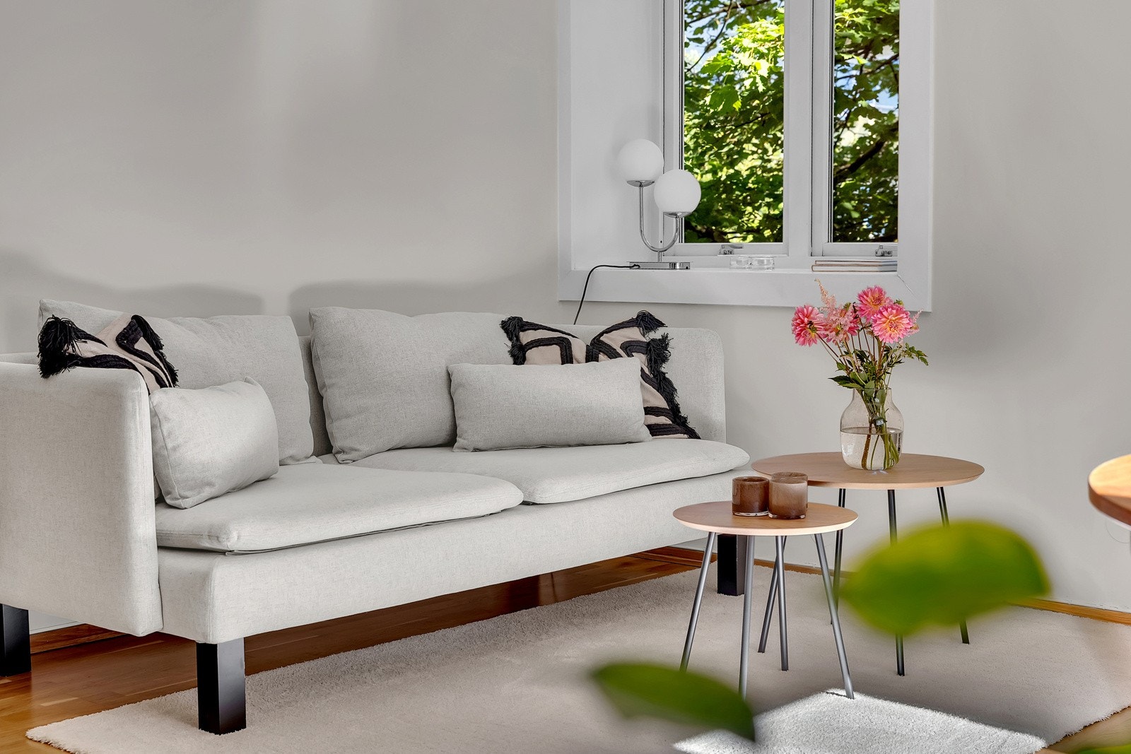 Lys og luftig stue med store vindusflater Galleribilde