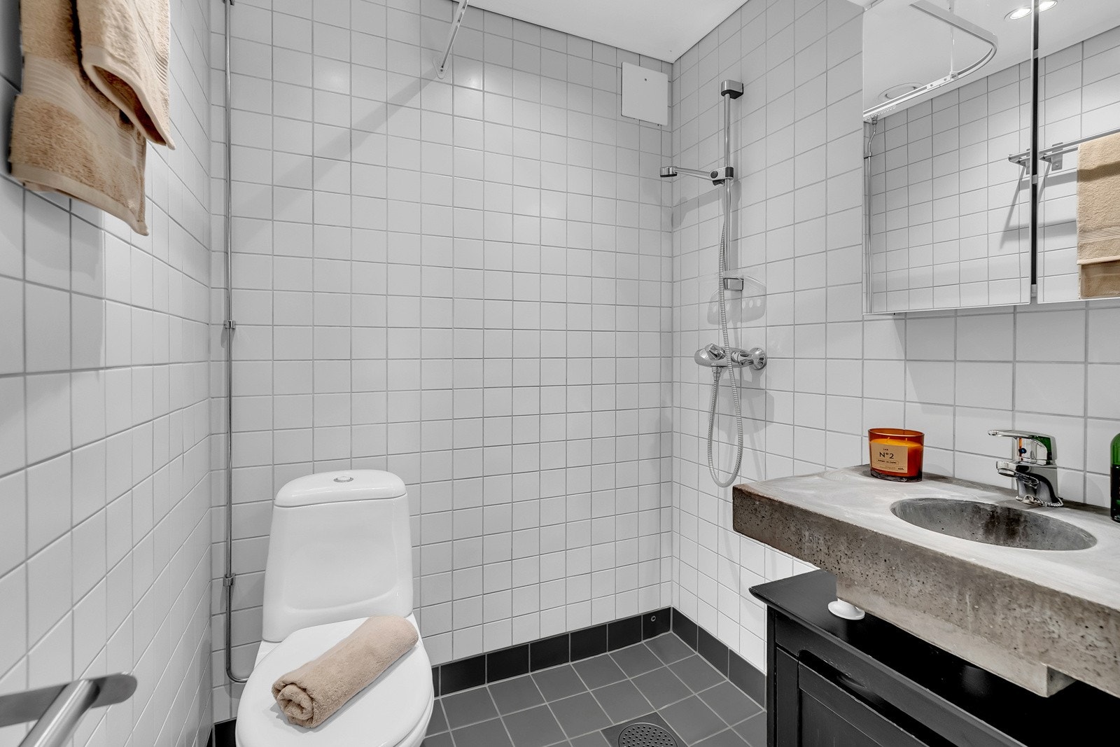 Flislagt bad fra 2006 - Vaskerom i etasjen Galleribilde