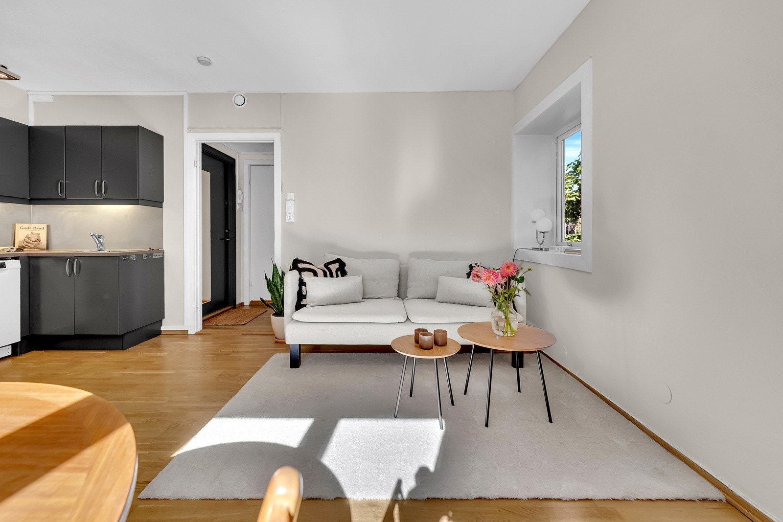 God plass til sofagruppe og TV-krok Galleribilde