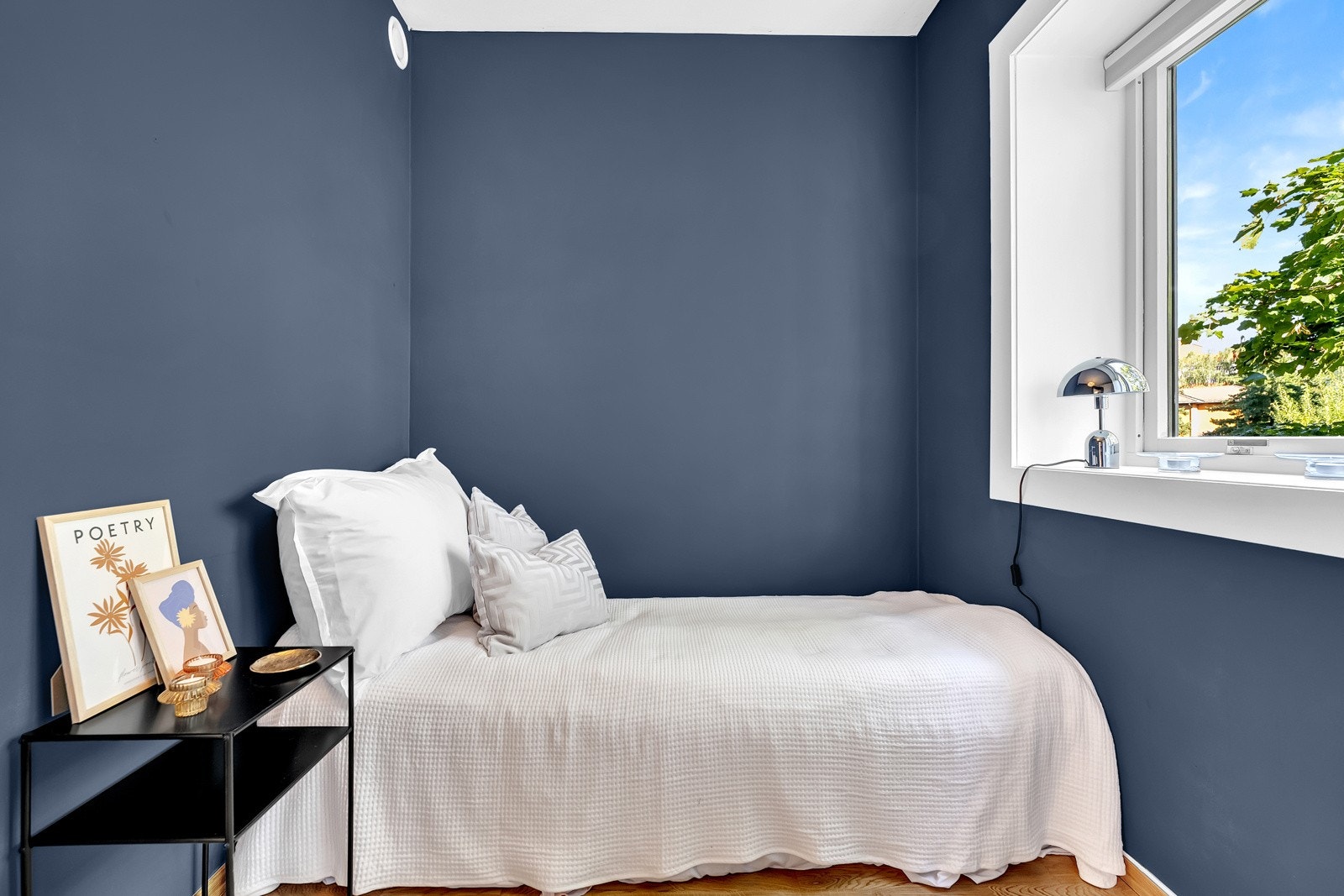 Lunt og innbydende soverom med plass til dobbeltseng og garderobeskap. Galleribilde