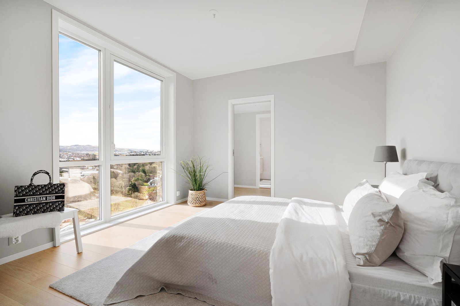 Stort og lyst mastersoverom nr 2 med flott utsikt Galleribilde