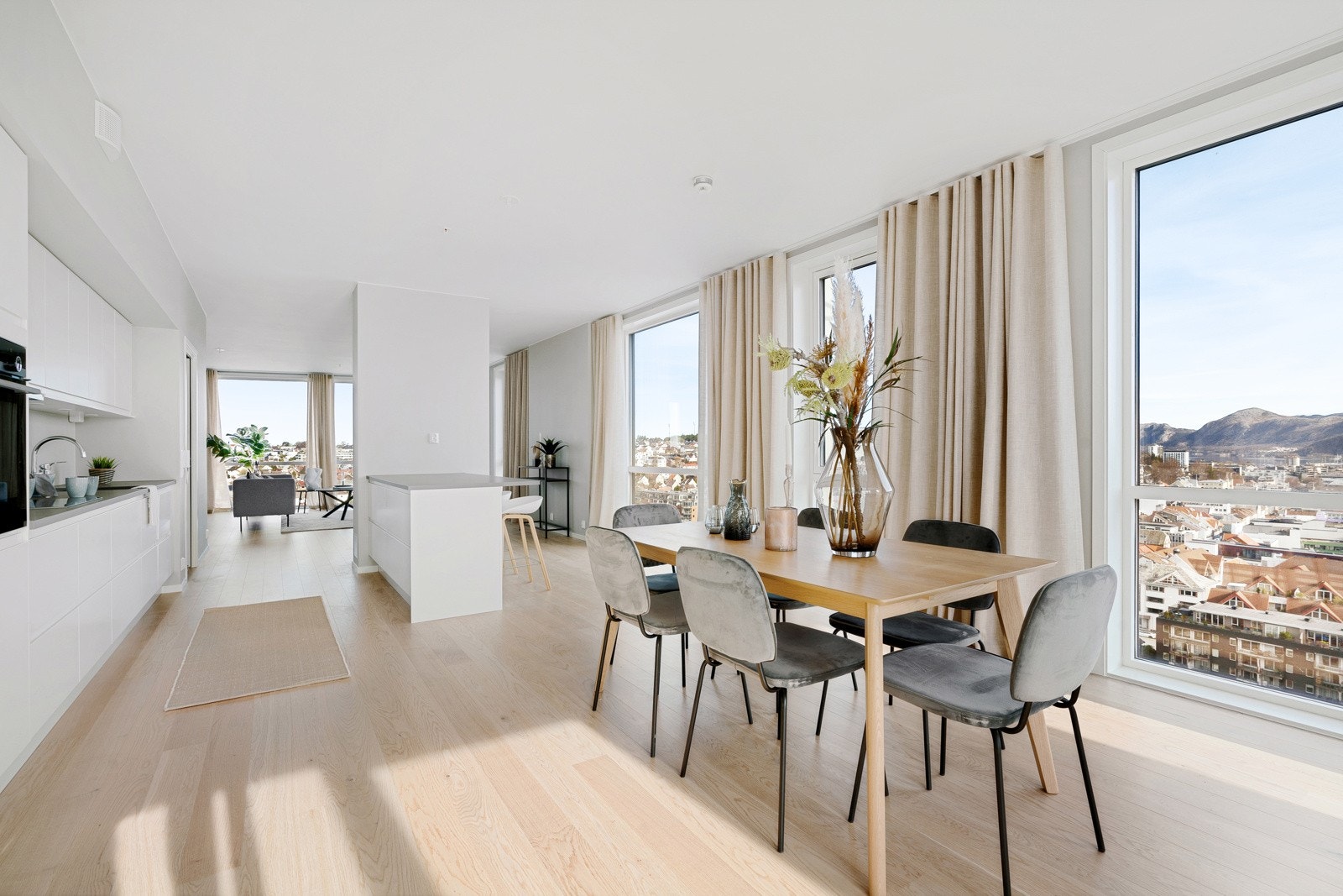 Innbydende kjøkken med kjøkkenøy med en av Sandnes beste utsikter? Galleribilde