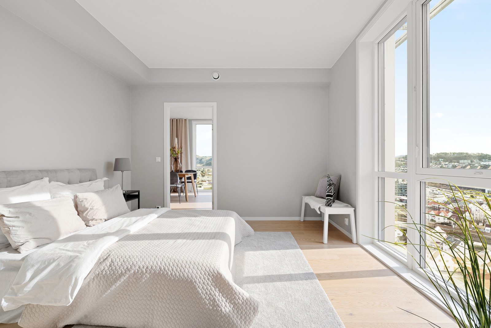 Stort og lyst mastersoverom nr 2 med flott utsikt Galleribilde