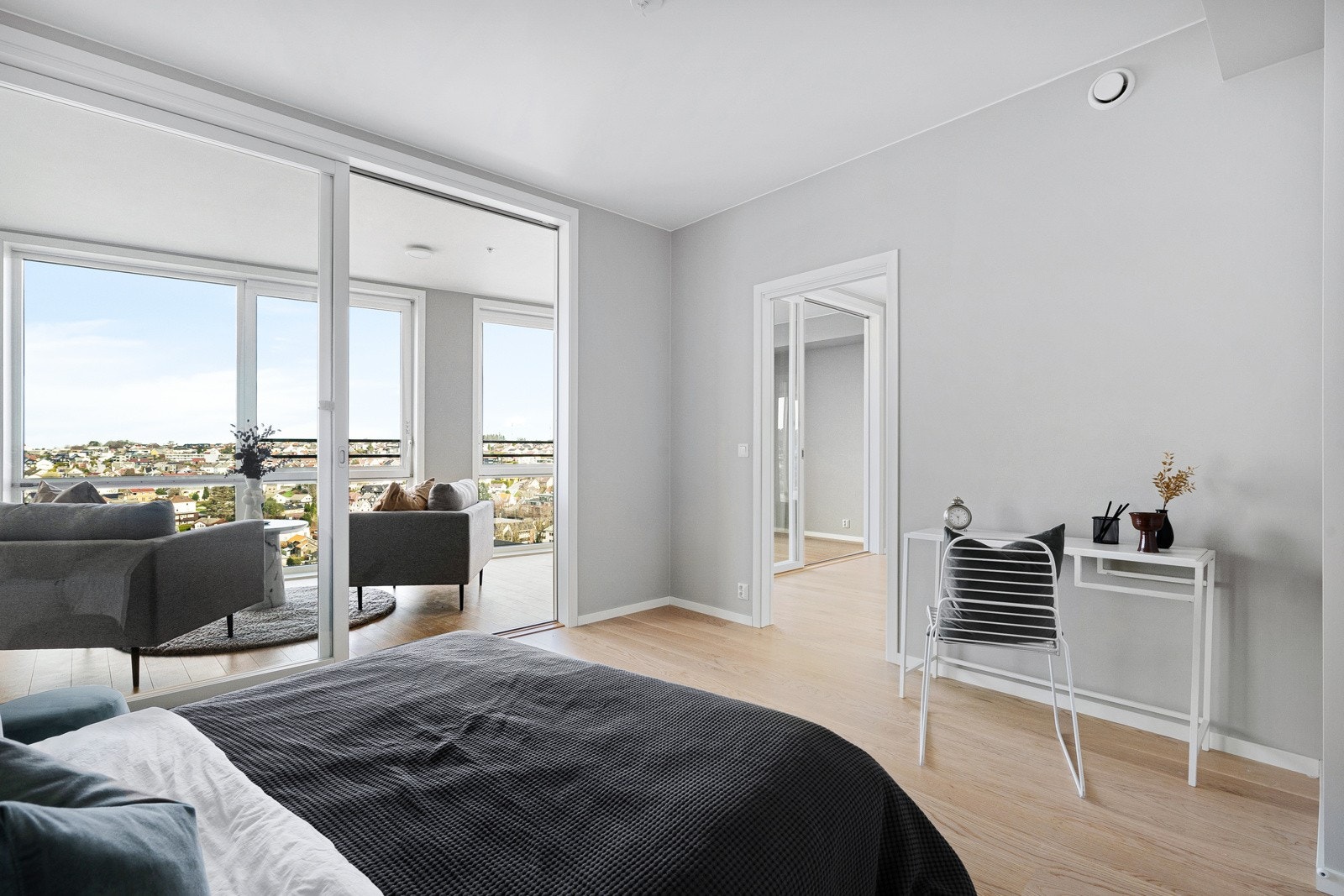 Master soverommet er lyst og med store skyvedører som gir mye lys - Soverommet leder ut på balkong nr 2 Galleribilde