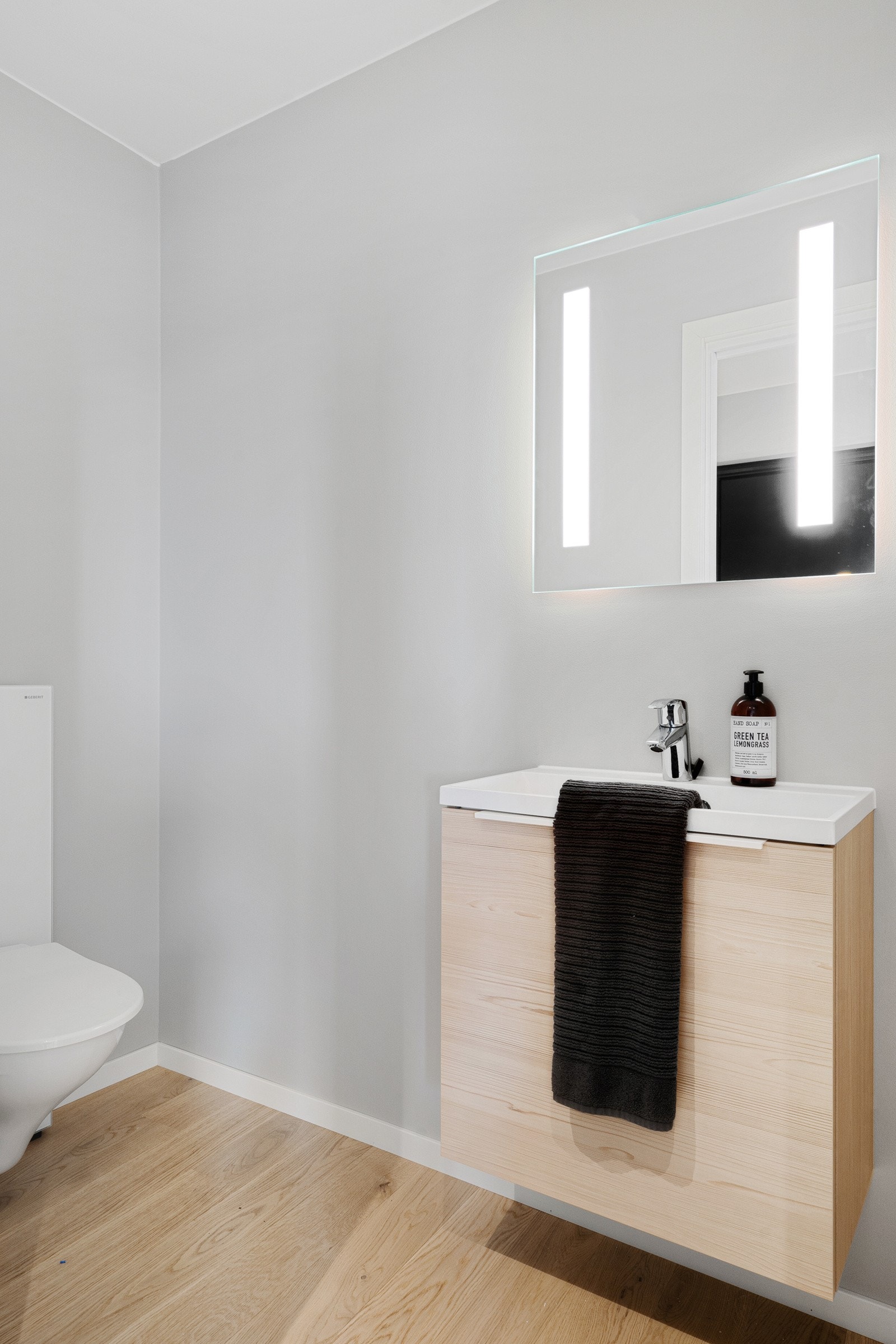 Praktisk gjestetoalett i entre Galleribilde