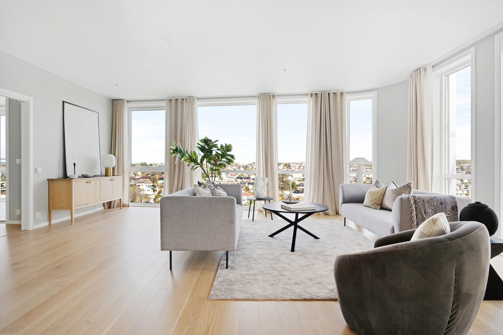 I leiligheten finner man en stor og delvis åpen stue med gode vindusflater som slipper inn mye naturlig lys Galleribilde