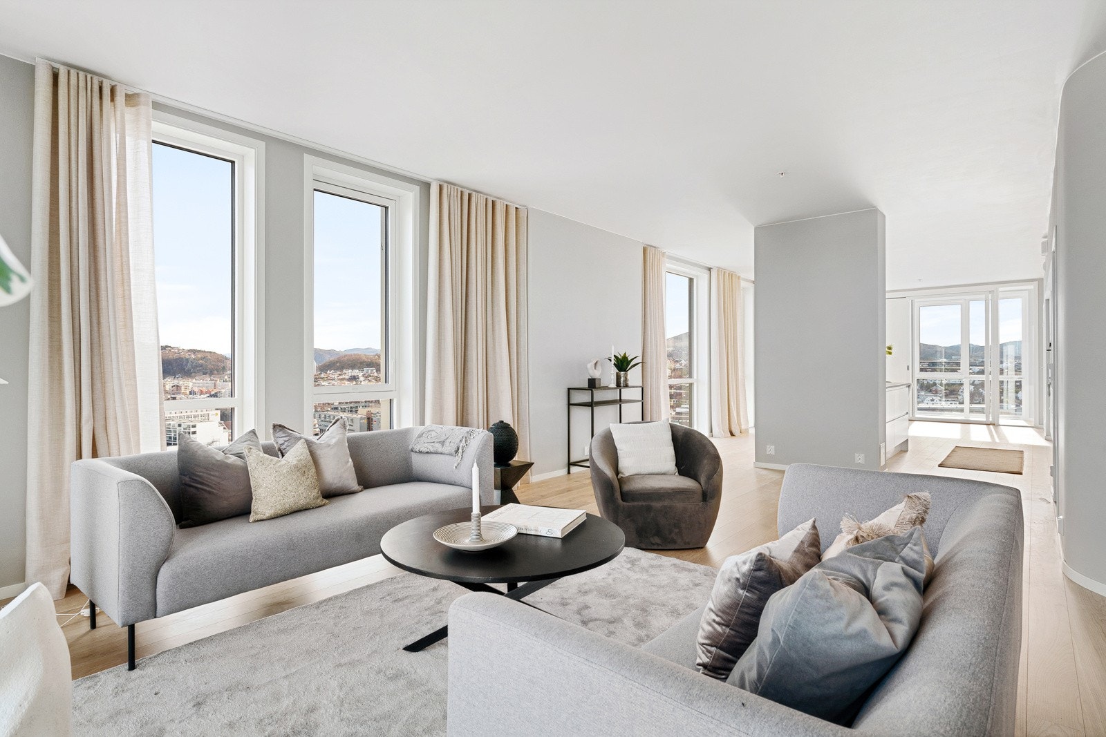 Stuen åpner seg inn mot kjøkkenet og spisestuen og oppleves som noe tilbaktrukket Galleribilde