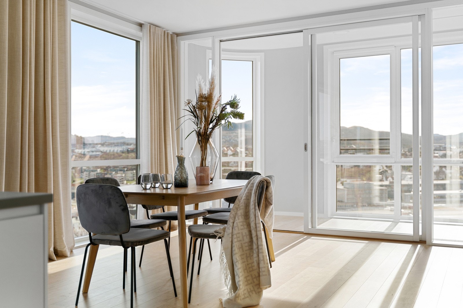 Fra kjøkkenet har man utgang til en av de to innglassede balkongene, her kan du sette deg ned å nyte morgenkaffen Galleribilde