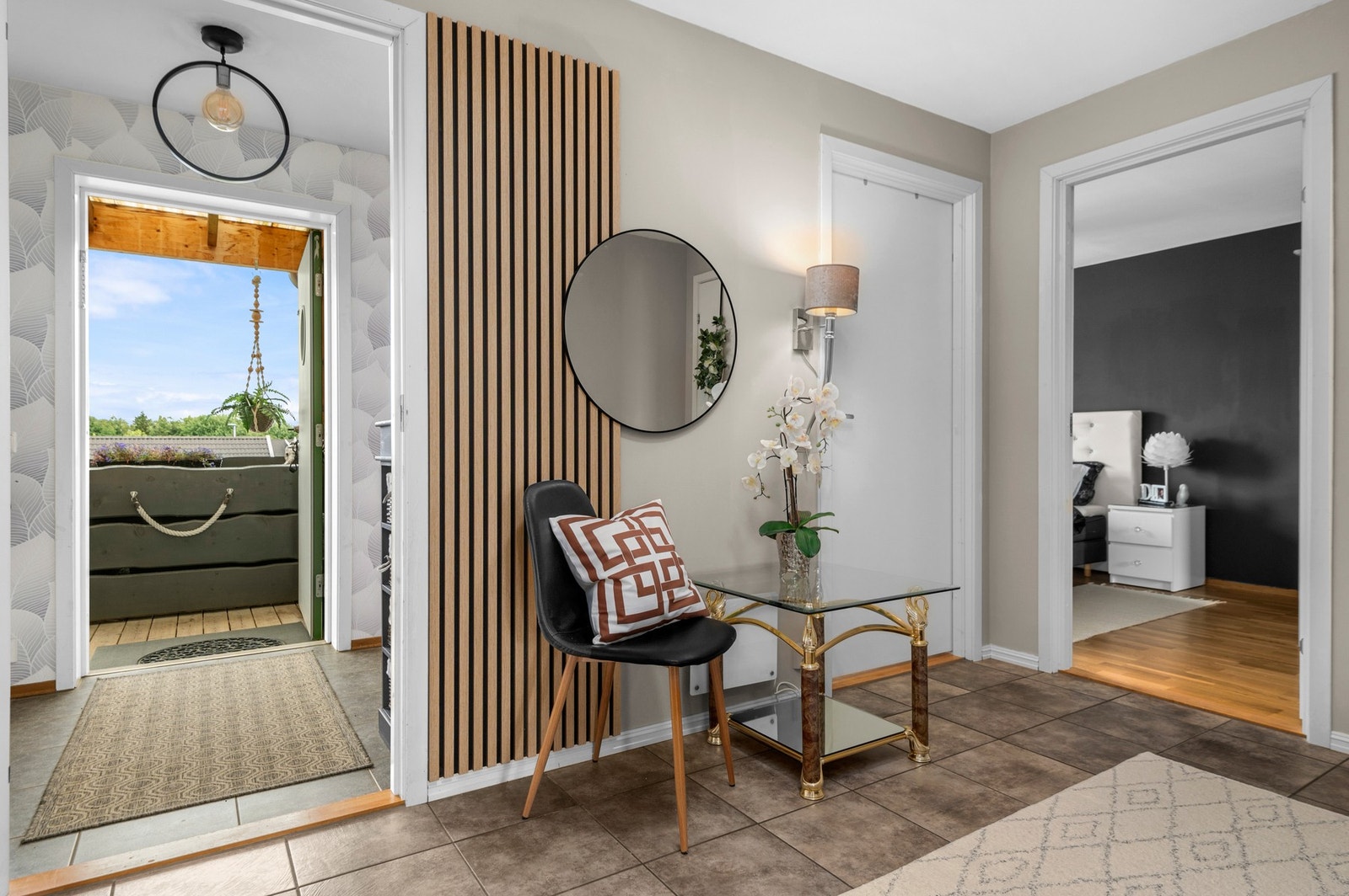 Romslig entré og gang med plass til garderobeskap. Galleribilde