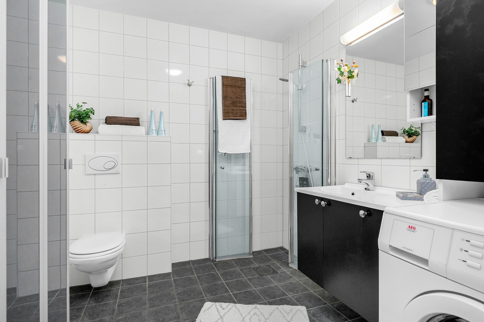 Tidløst baderom med flis på gulv og vegger, varmekabler i gulv, opplegg for vaskemaskin og godt med skapplass.
TG 1 på de fleste punkter. Galleribilde