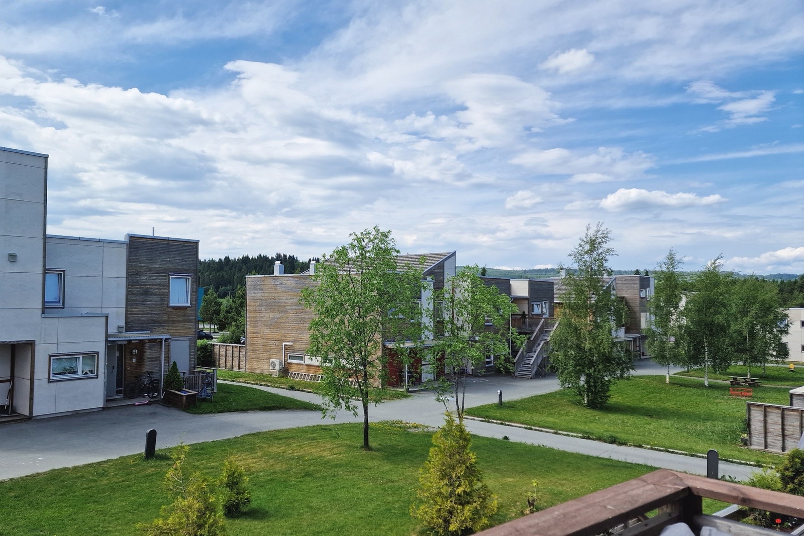Fra balkongen har du en pen utsikt over borettslaget grøntarealer. Gangvei gjennom byggene gir en trygg og rask skolevei Galleribilde