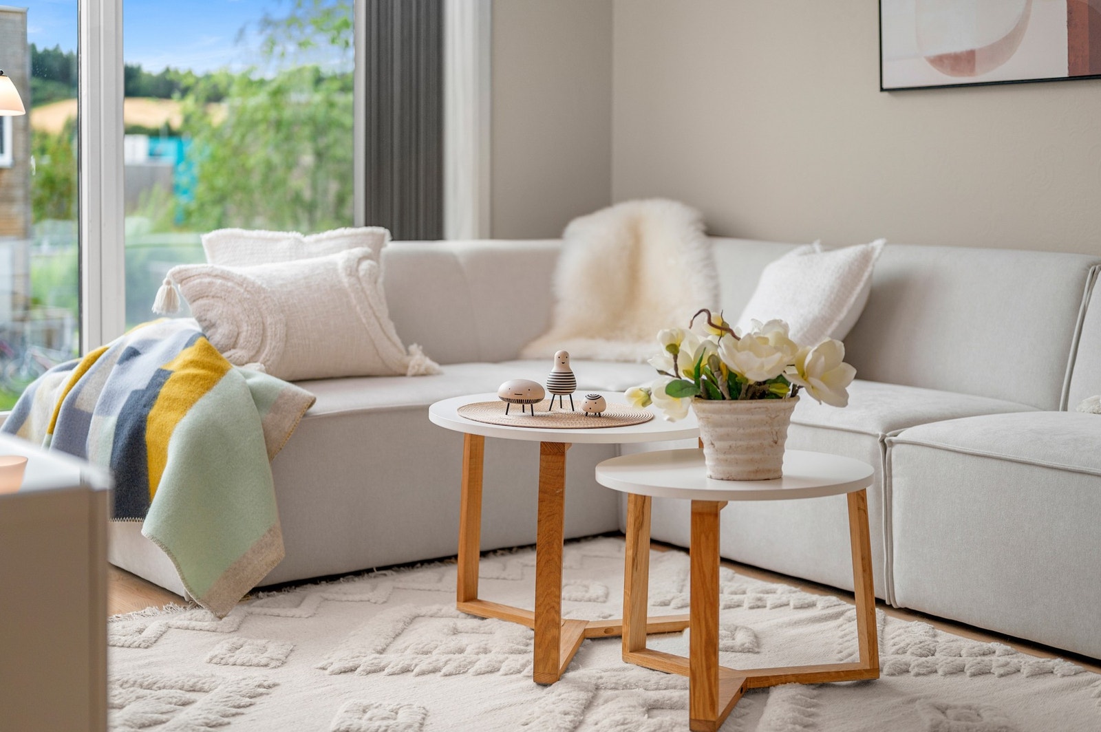 Store vindusflater mot vest gir godt med naturlig lysinnslipp. Galleribilde