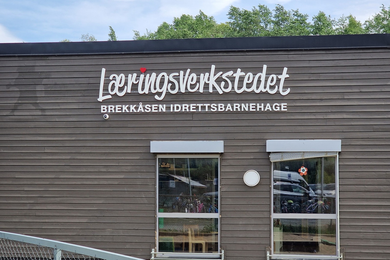 Læringsverkstedet - Brekkåsen Idrettsbarnehage finner du også like i nærheten like ved kunstgressbanen Galleribilde