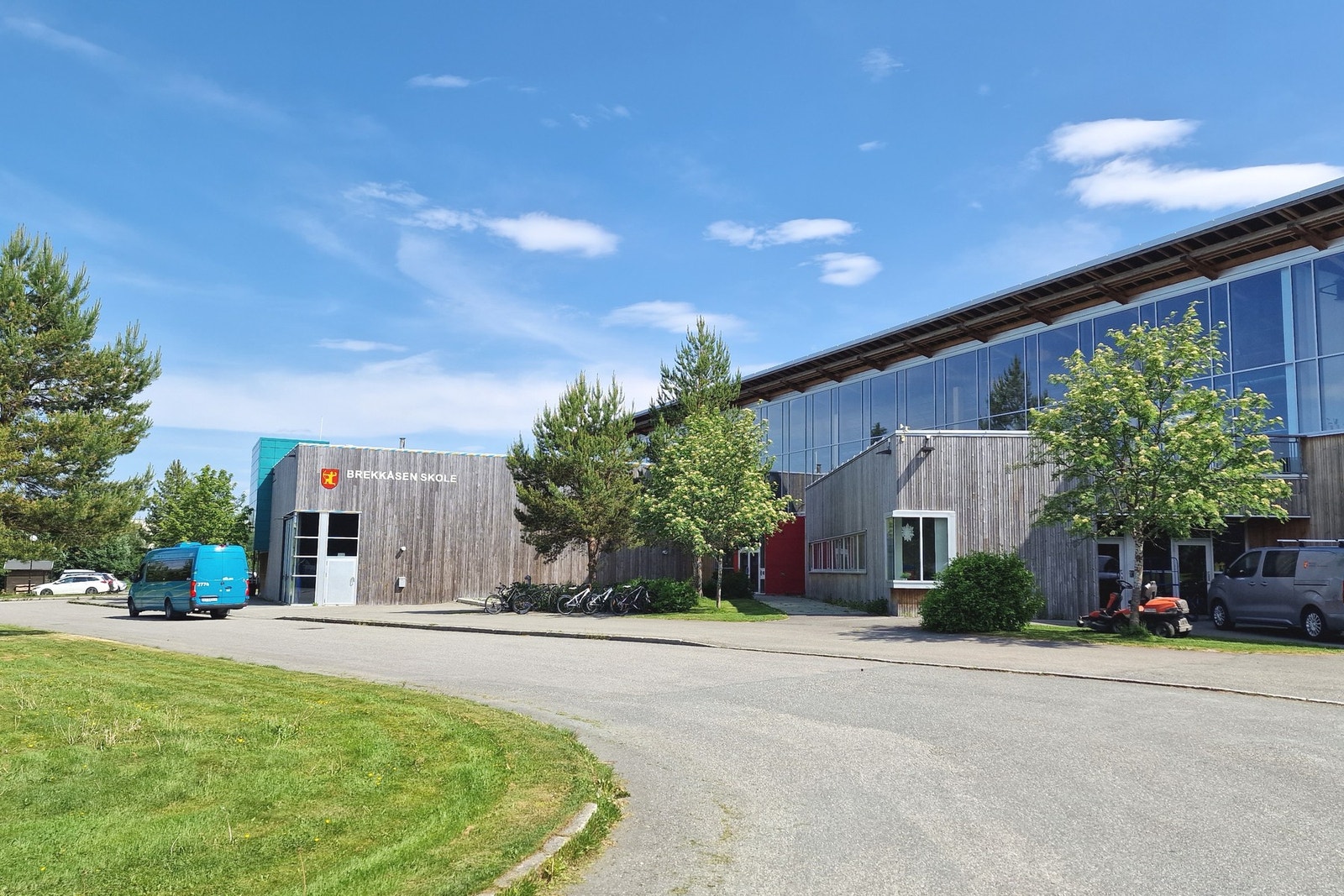 Brekkåsen skole har du bare "et steinkast" unna Galleribilde