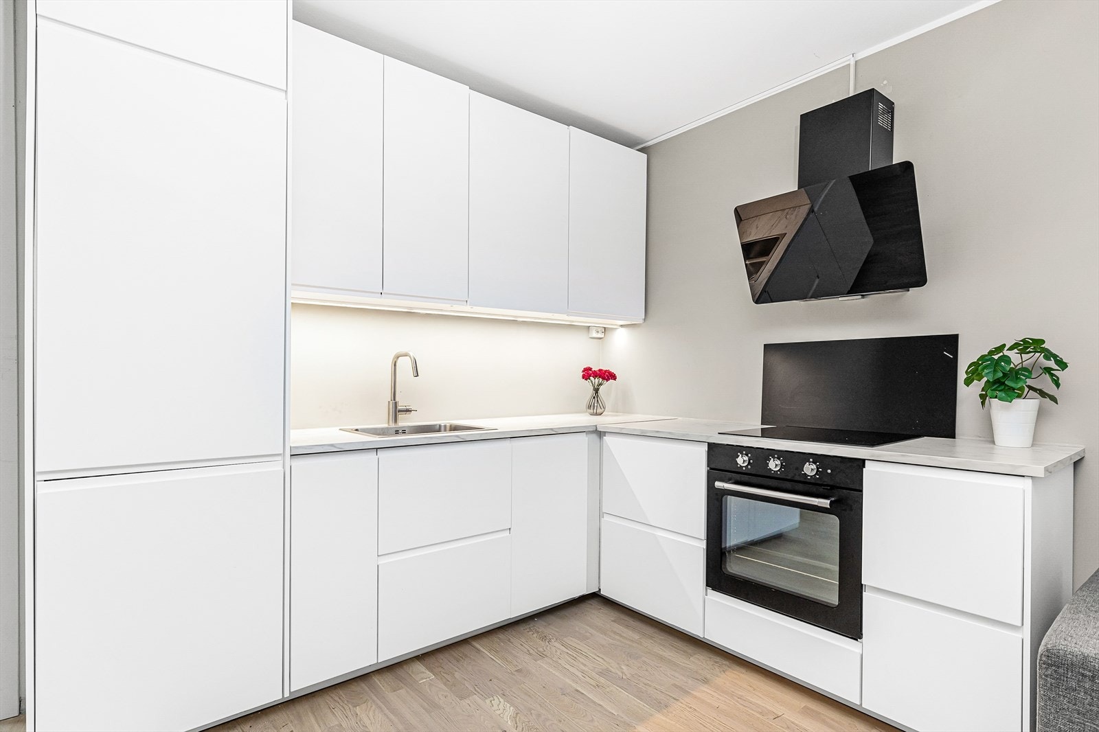 Lekker og moderne kjøkkeninnredning fra 2022 med integrerte hvitevarer og rikelig med skap- og benkeplass. Komfyrvakt og vannstoppersystem er montert. Galleribilde