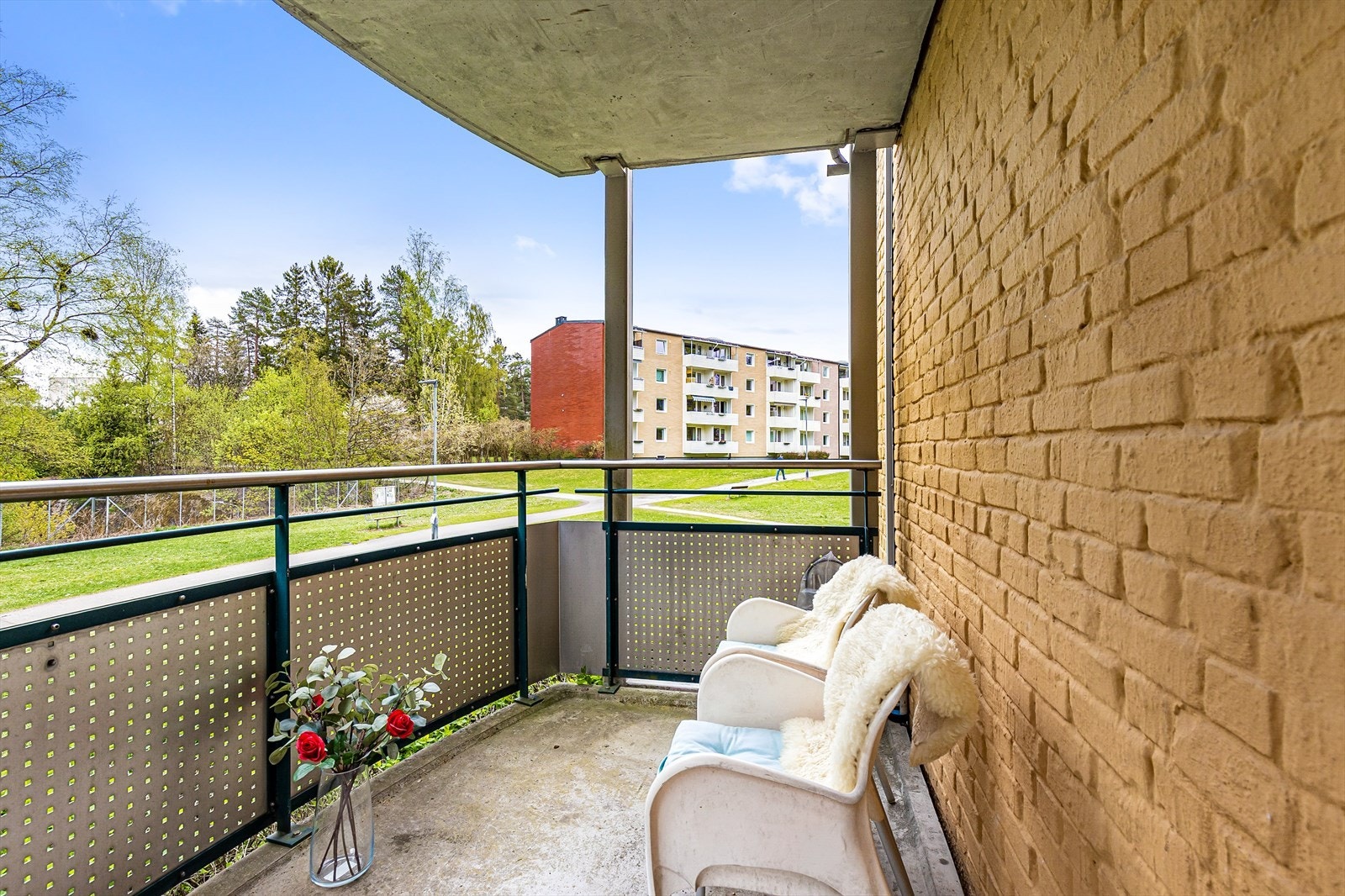 Balkongen er øst-vendt og har gode innredningsmuligheter samt fri utsikt over grøntområder. Galleribilde
