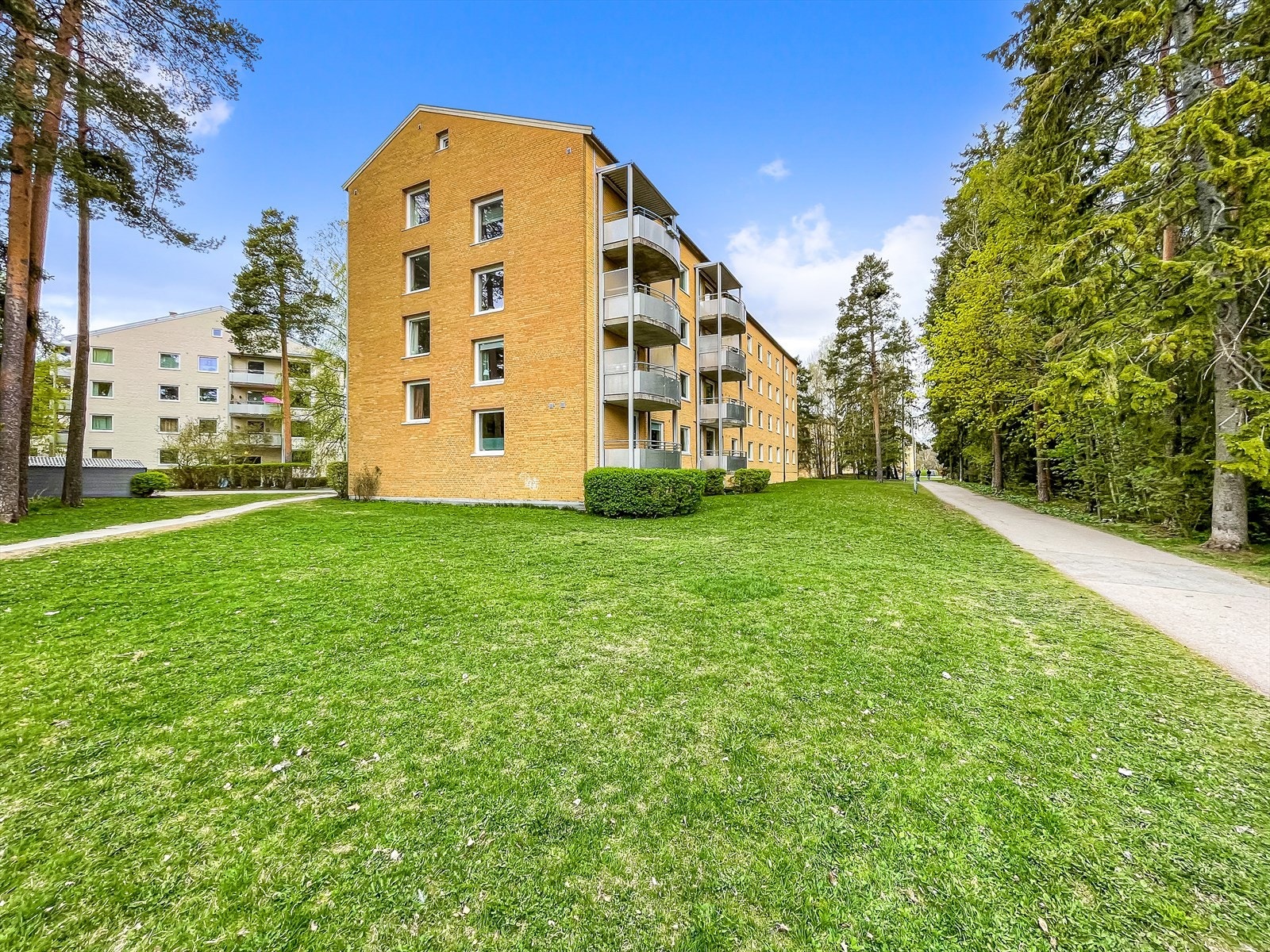 Pent opparbeidet fellesområde. Fra boligen er det kort gangavstand til Lambertseter senter, dagligvareforretning og t-bane. Galleribilde