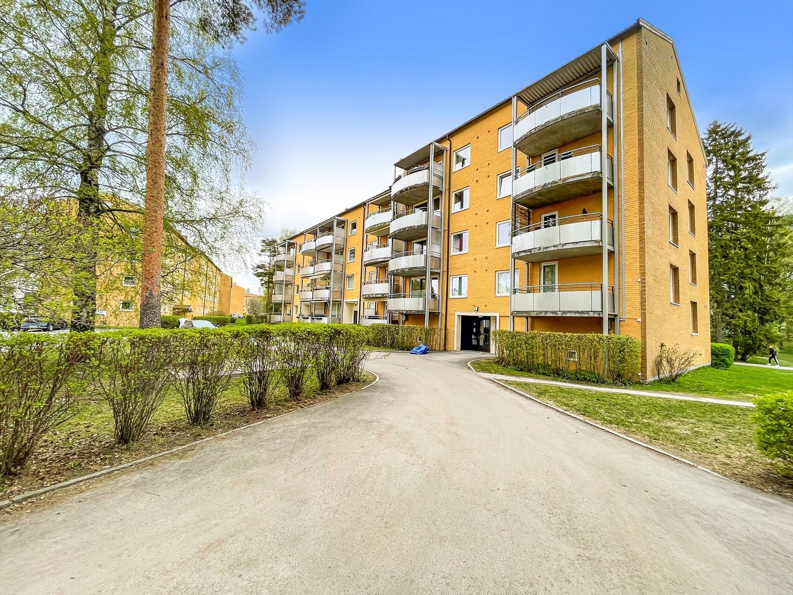 Fasade. Bilparkering er mulig på merkete p-plasser på borettslagets eiendom. Galleribilde