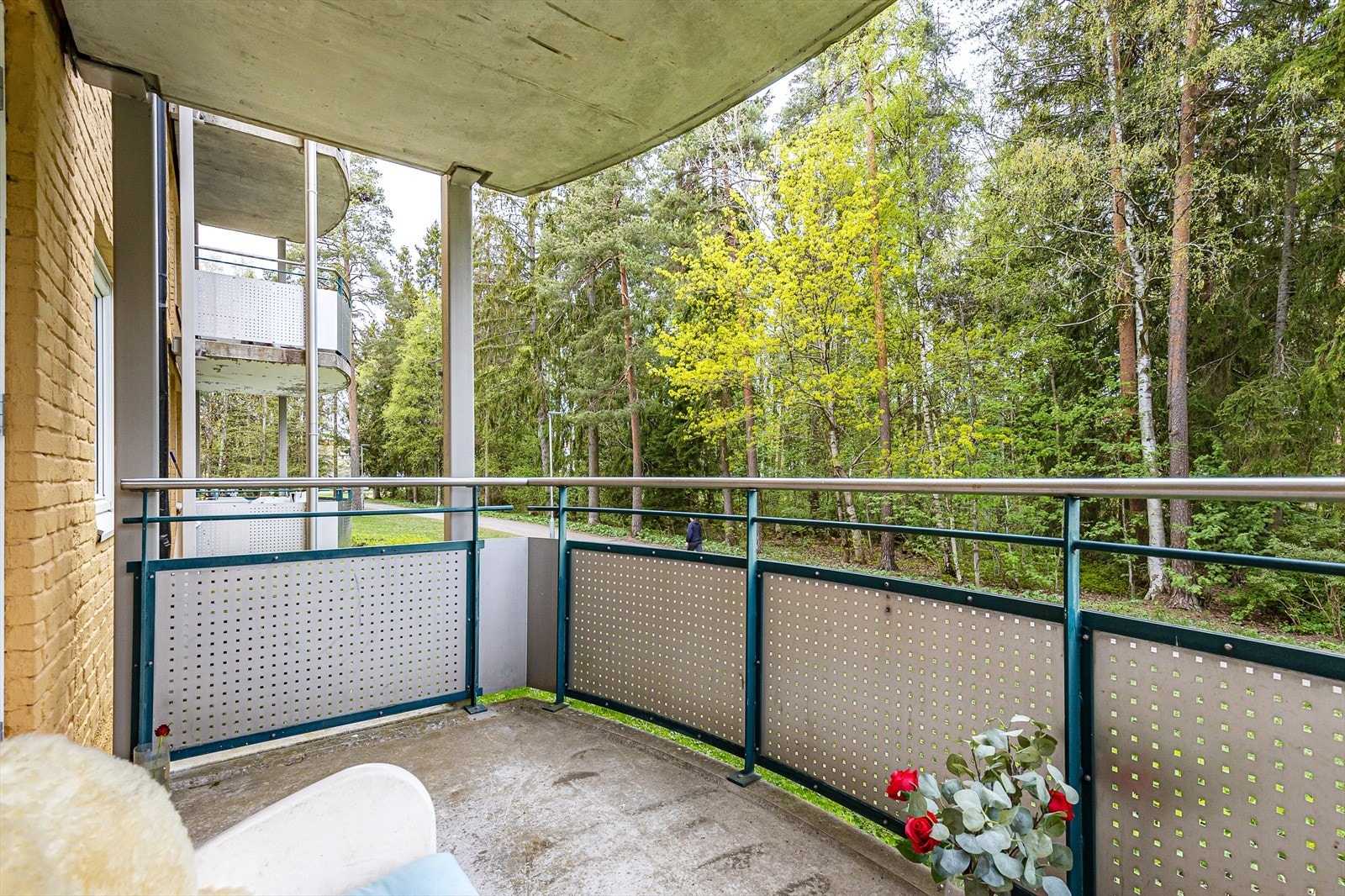 Fra stue/kjøkken har du adkomst til en 6kvm stor, overbygget balkong. Galleribilde