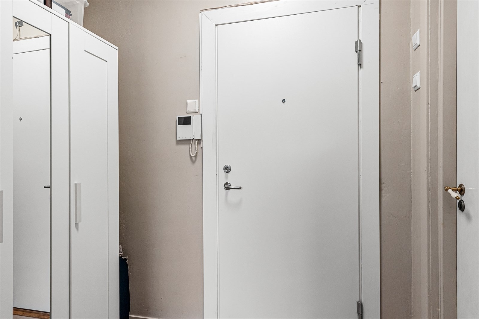 Entré med calling-anlegg og plass til oppbevaring av yttertøy og sko. Galleribilde