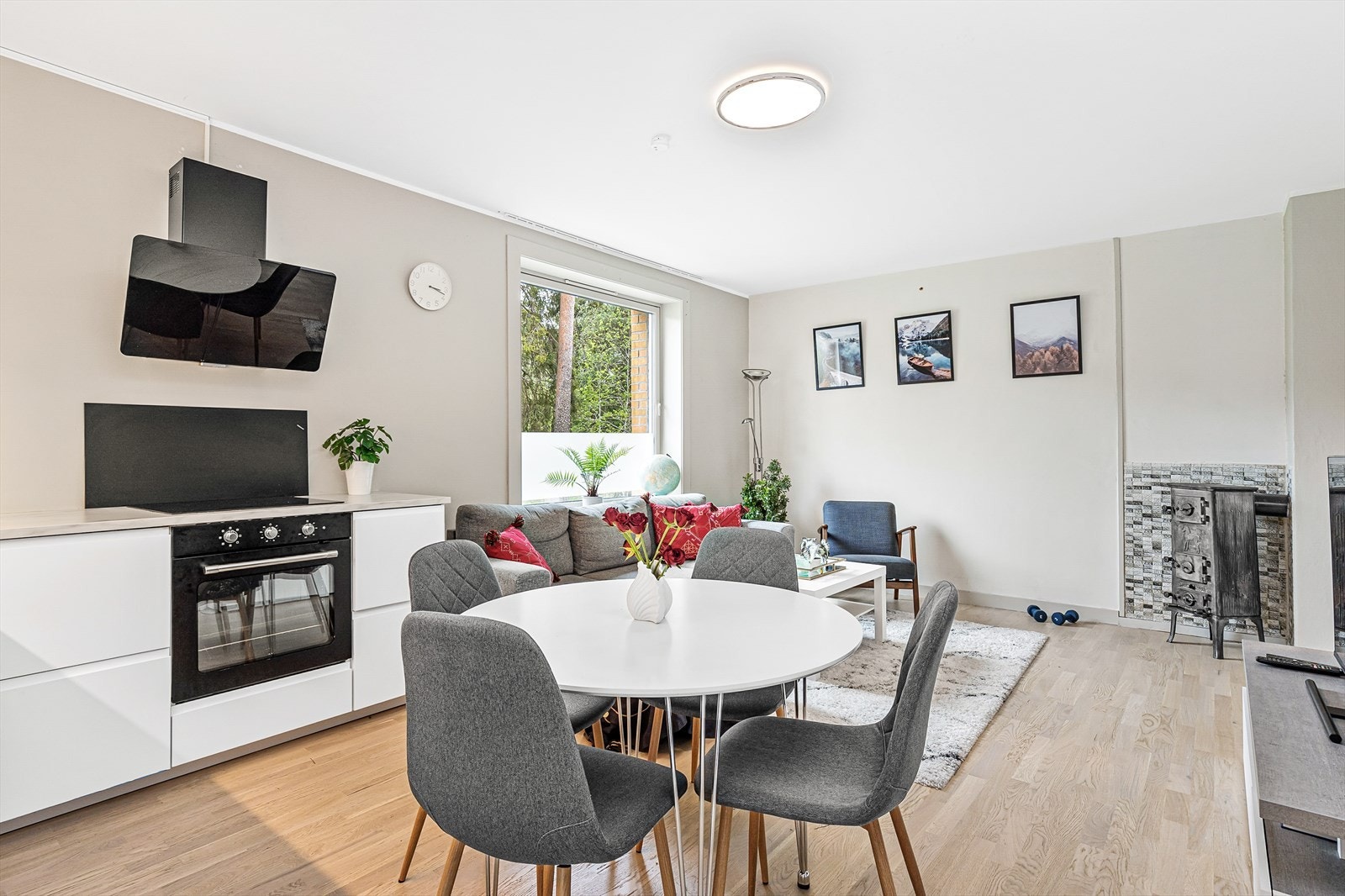 Leiligheten har en åpen stue-/kjøkkenløsning med store vindusflater som gir godt med naturlig lysinnslipp. Galleribilde