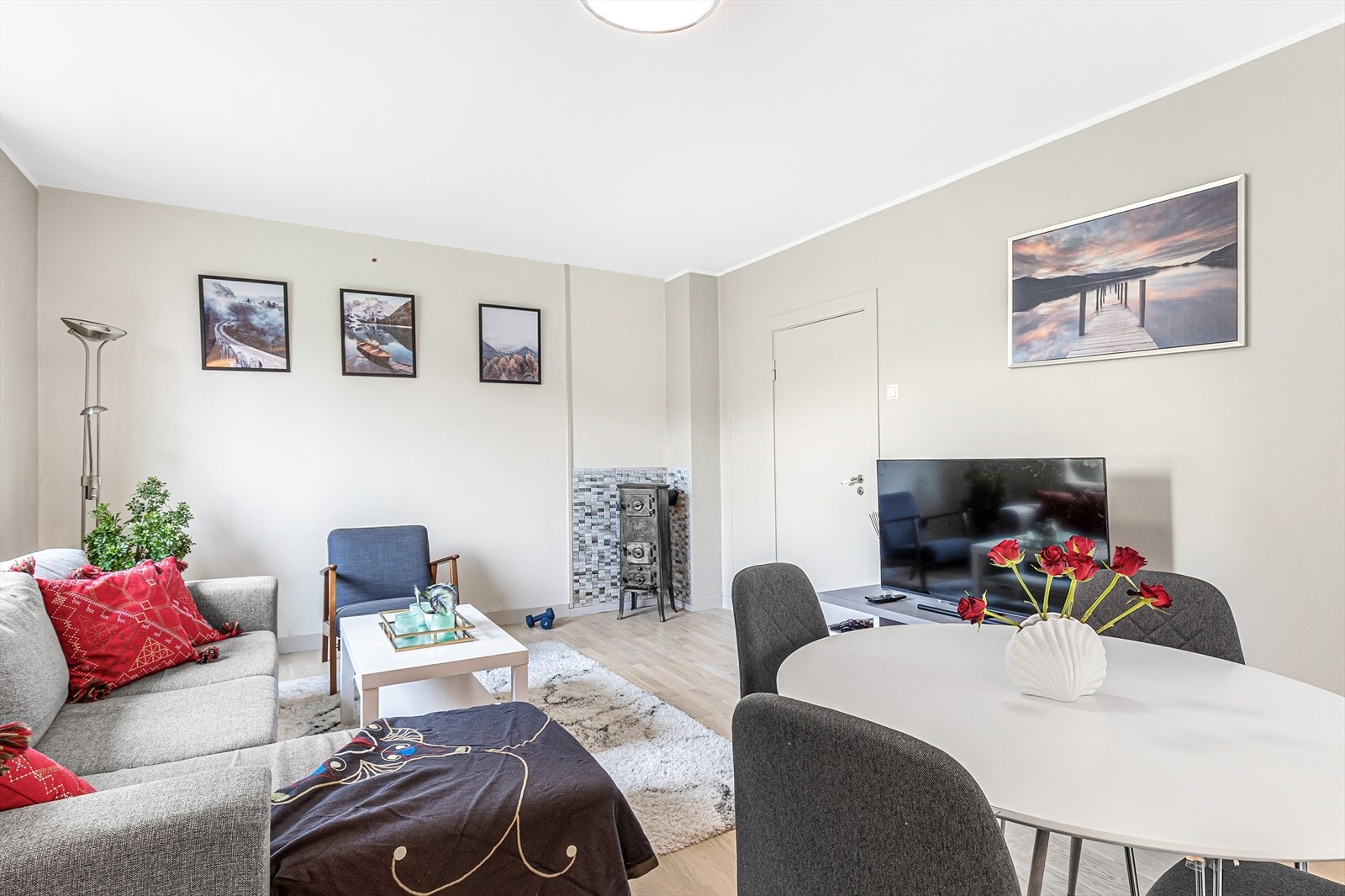 Stuen har gode møbleringsmuligheter for sofagruppe, tv og spisegruppe. Galleribilde