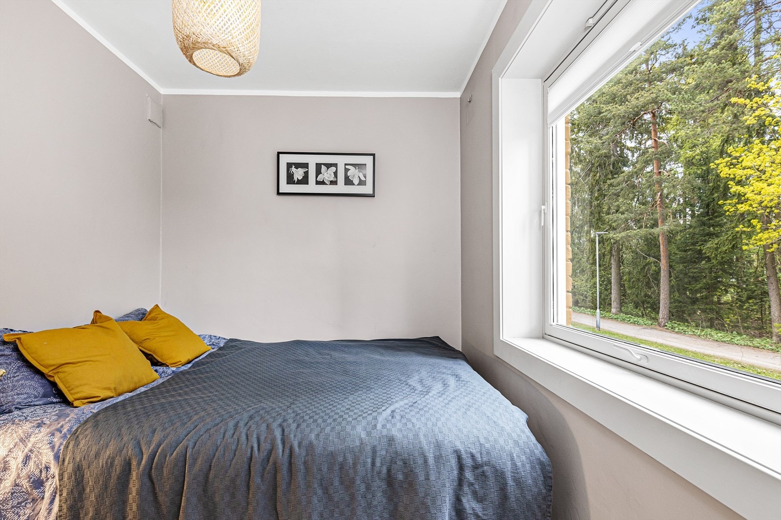 Når kjøkkenet ble flyttet ut i stuen ga det rom for å innrede et separat soverom. Galleribilde