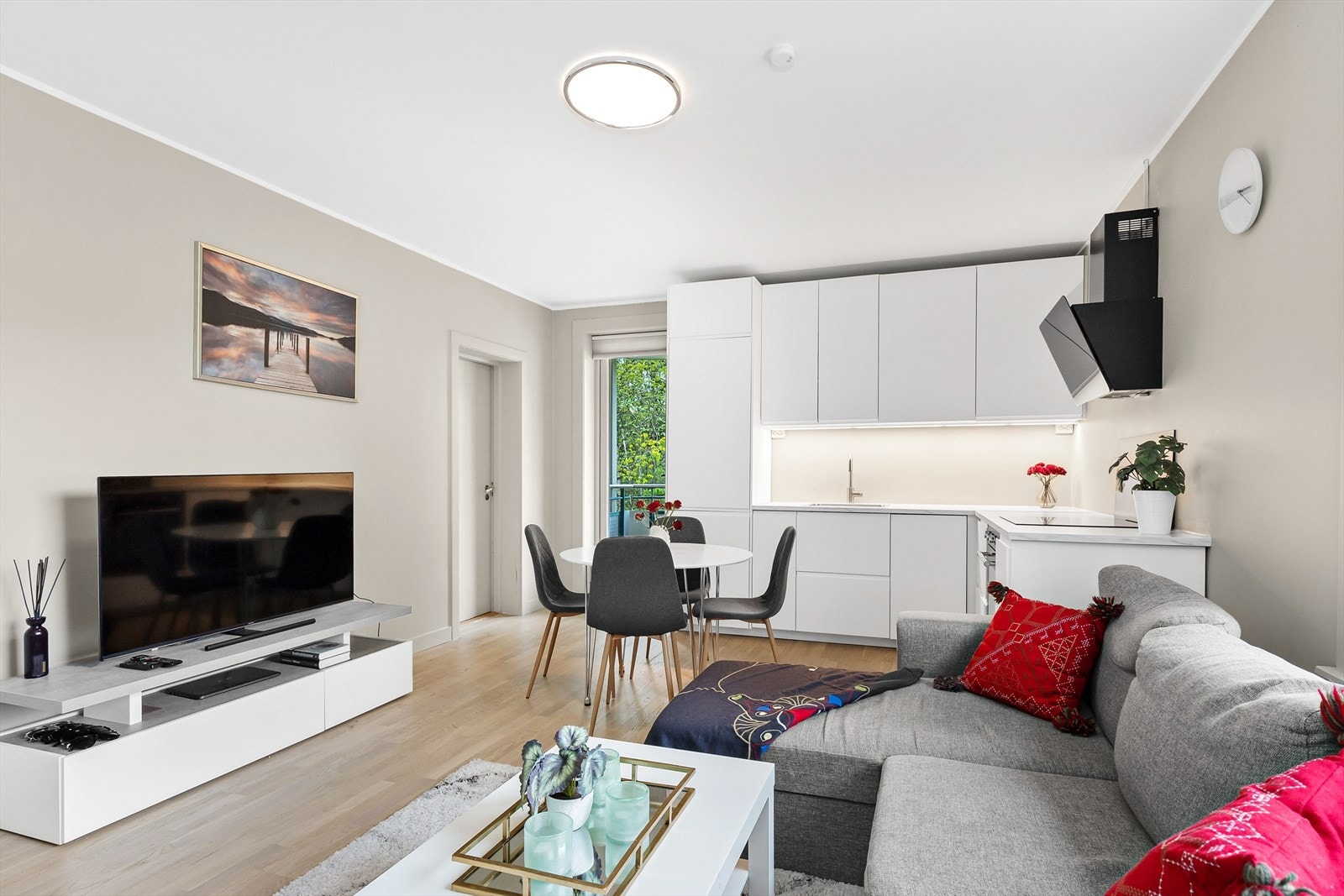 Overflater består av parkett på gulv, malte overflater på vegger og betong med malte overflater i himling. Galleribilde