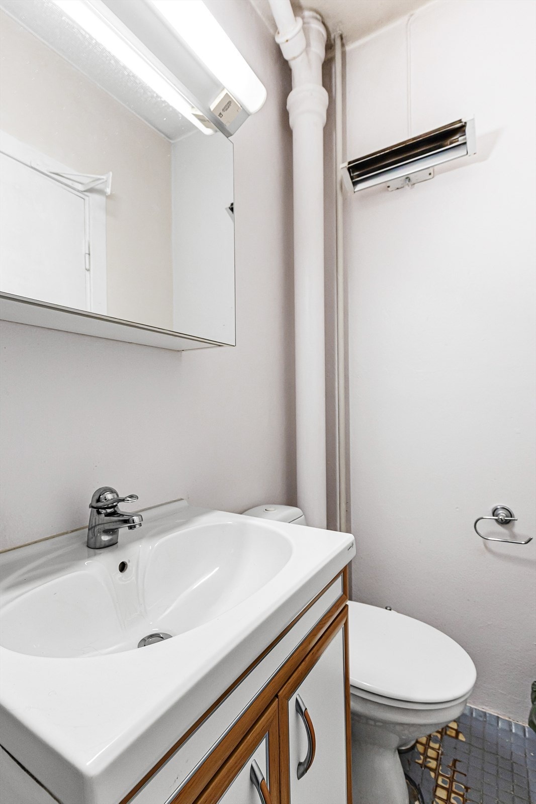 Videre er badet utstyrt med gulvstående toalett. Galleribilde