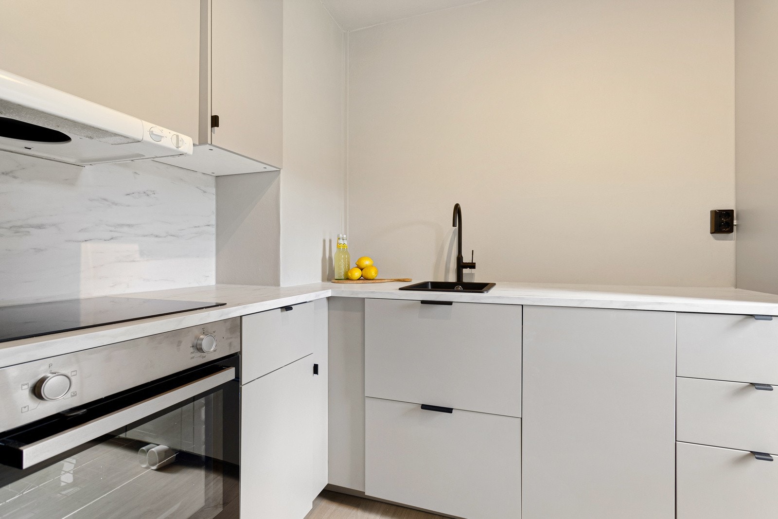 Moderne kjøkkeninnredning fra Ikea med glatte fronter og benkeplate i laminat. Galleribilde