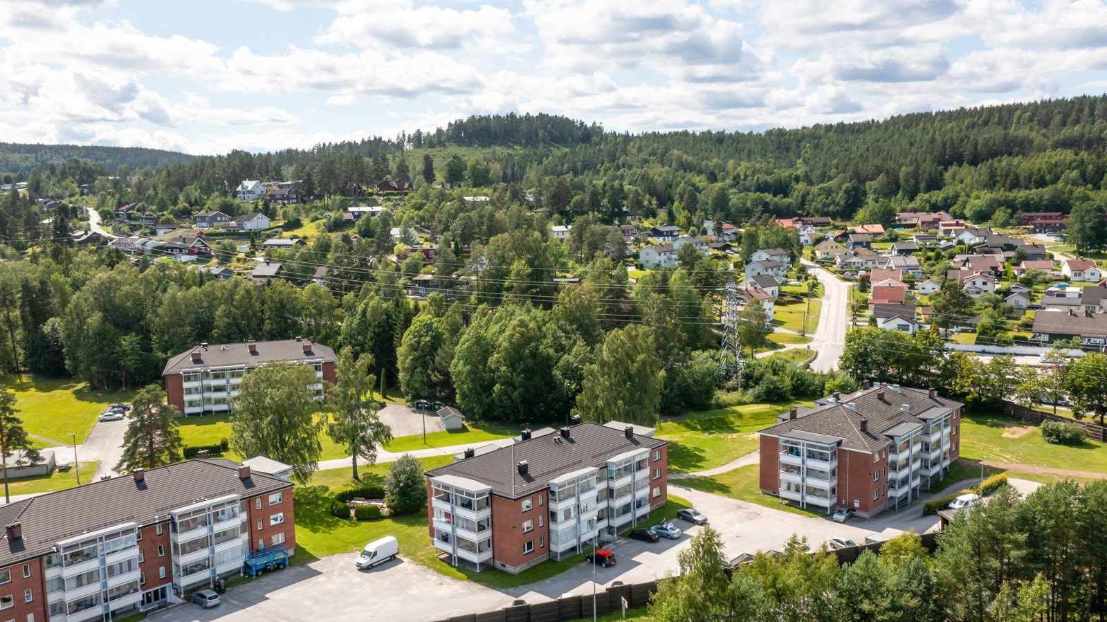 Flere fritidsaktiviteter, turområder, dagligvare, butikker m.m. ligger rett i nærheten. Galleribilde