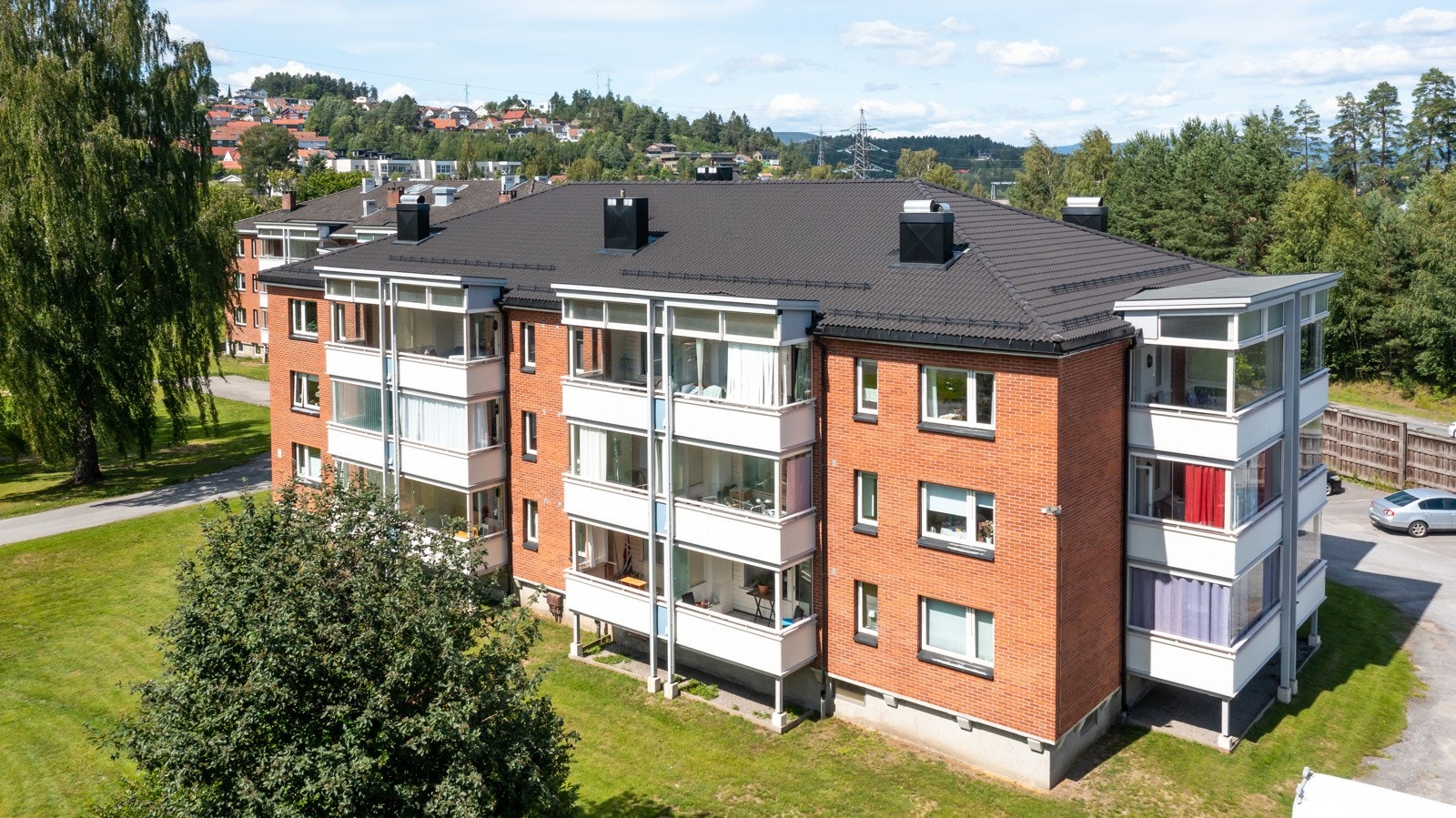 Boligen ligger i et etablert og sentralt boligområde, på Moflata i Skien kommune. Her er det blindvei inn til eiendommene. Galleribilde