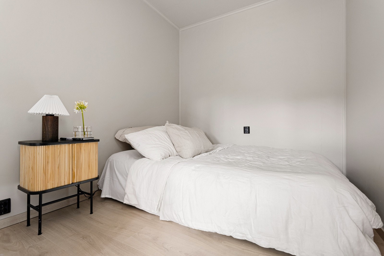 Sovealkove innredet med dobbeltseng og tilhørende møblement. På rommet er det også satt inn ny garderobe som medfølger salg. Galleribilde