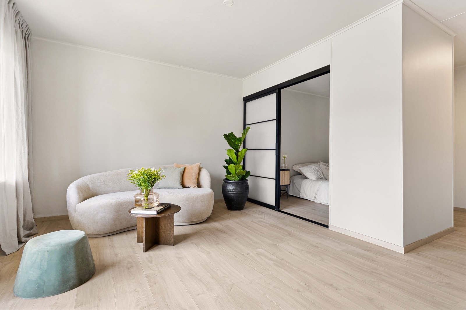 Fin og praktisk løsning med skyvedør inn til sovealkove. Galleribilde